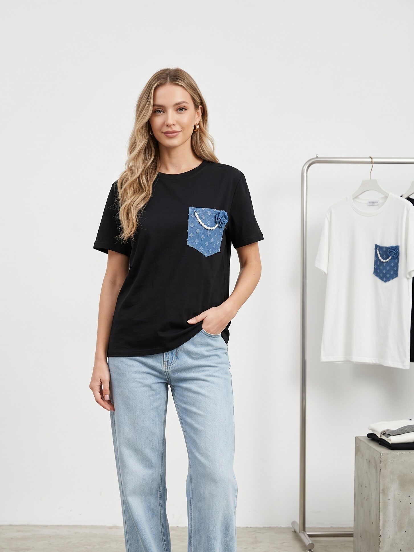 Großhändler J&H Fashion - Baumwoll-T-Shirt mit aufgesetzter Jeanstasche und Perlenblume, trendiger gerader Schnitt