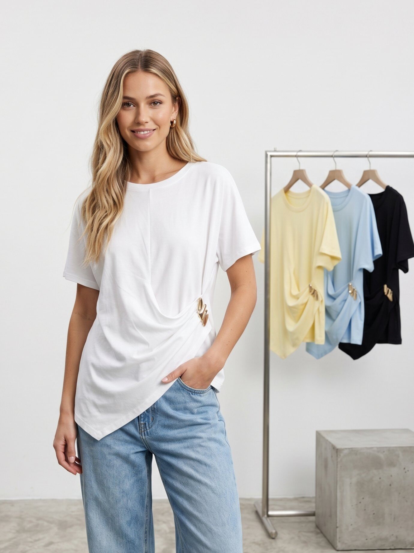 Mayorista J&H Fashion - Camiseta fluida de cuello redondo y mangas cortas, realzada por un juego de drapeado asimétrico elegantemente ceñido en el lateral con una hebilla metálica dorada.