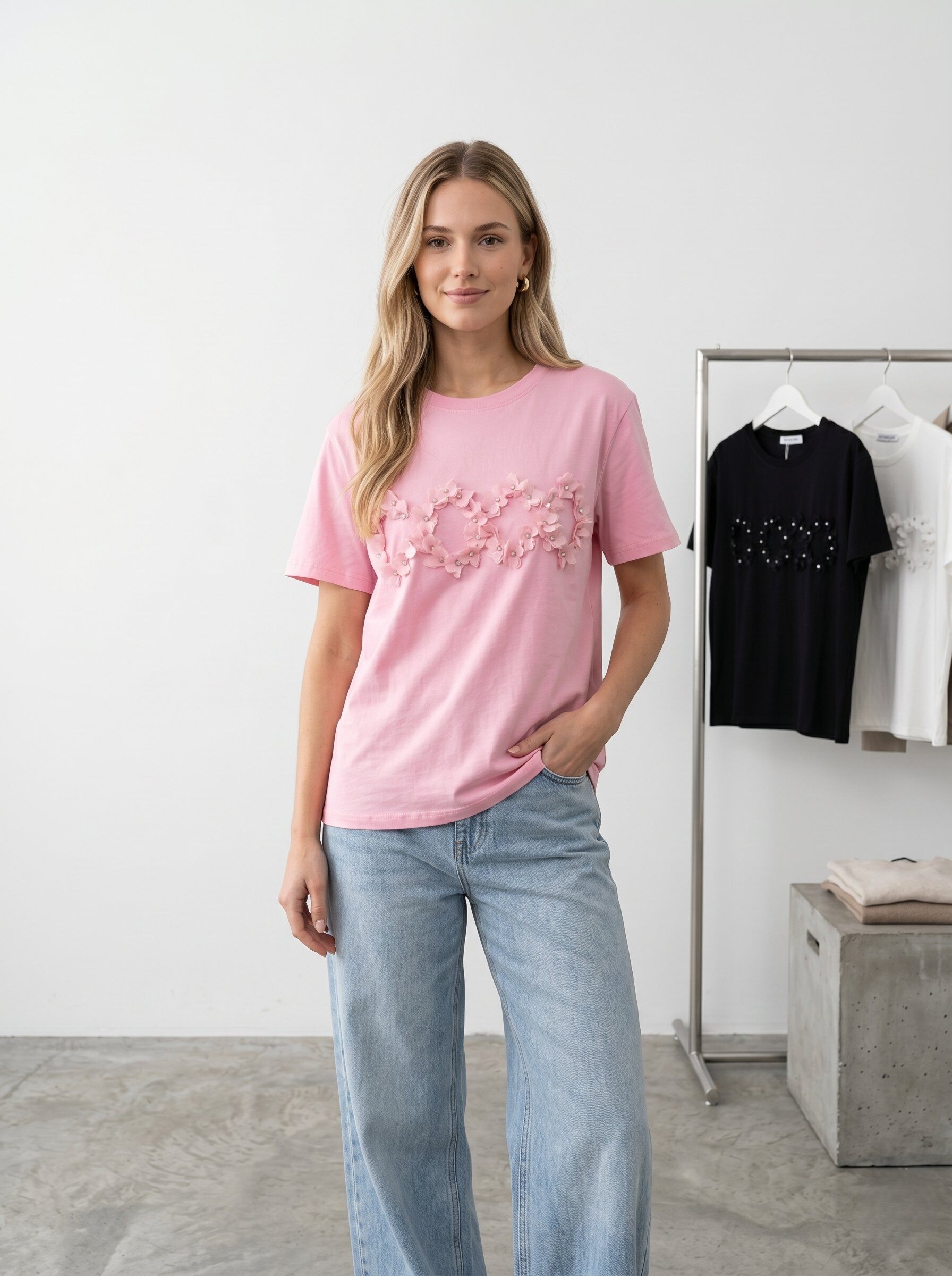 Mayorista J&H Fashion - Camiseta de manga corta con cuello redondo y una inscripción texturizada compuesta por flores en relieve adornadas con pequeños brillantes