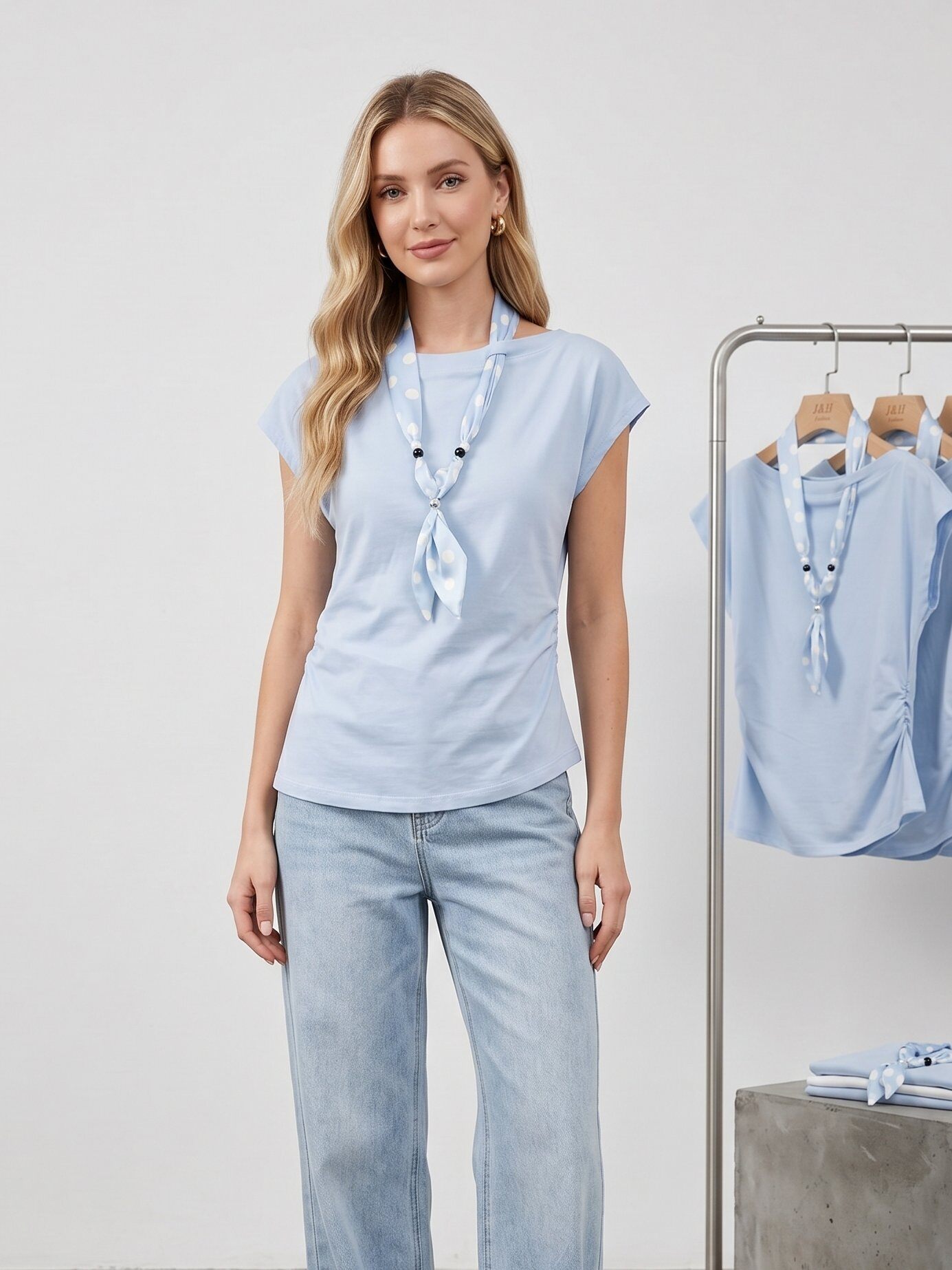 Großhändler J&H Fashion - Kurzarm-Top mit fließendem Schnitt, seitlichem Drapierung und einem gemusterten, geknoteten Stoffaccessoire.