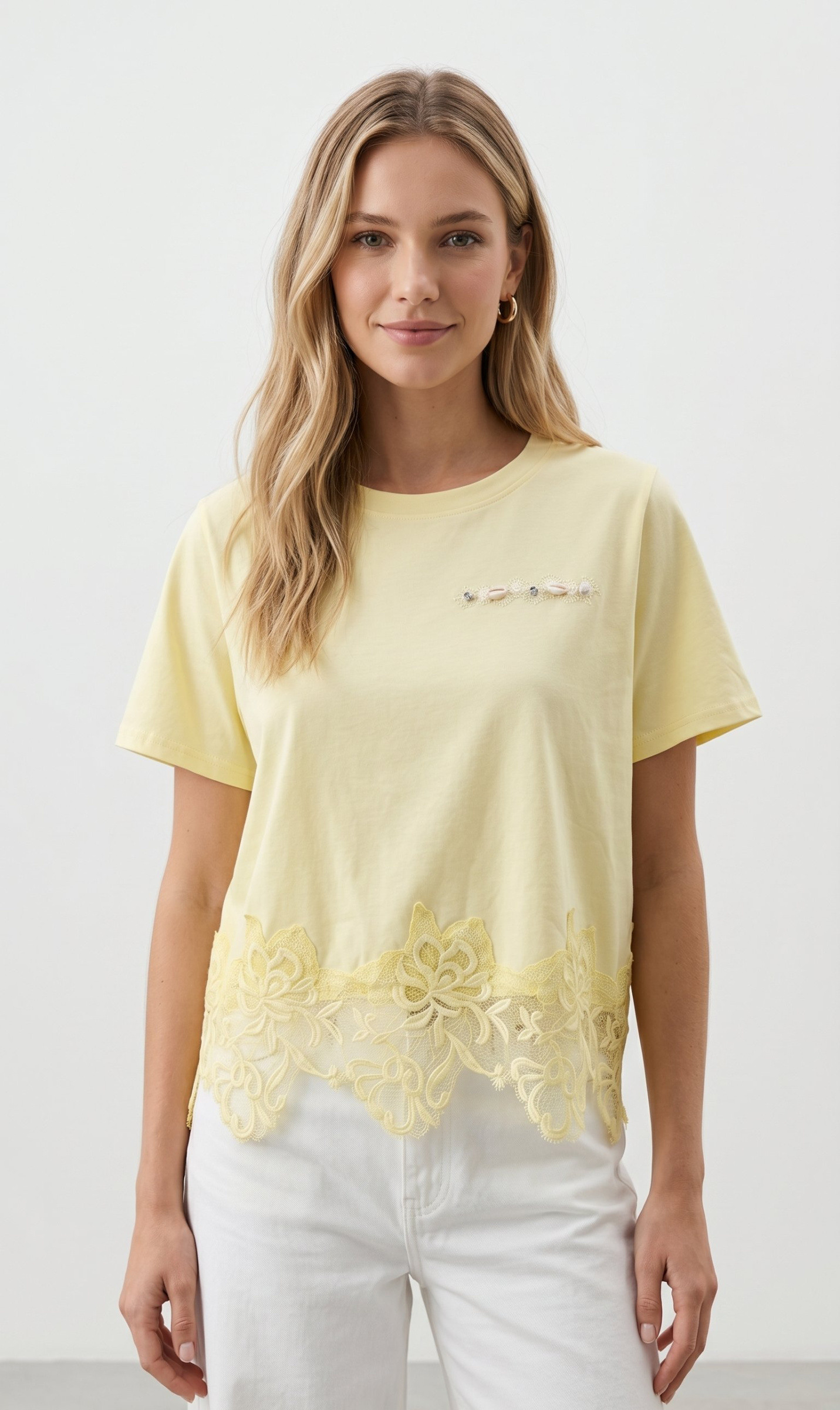 Mayorista J&H Fashion - Camiseta de manga corta presenta un elegante ribete de encaje guipur calado en el dobladillo y un delicado detalle ornamental en el pecho.