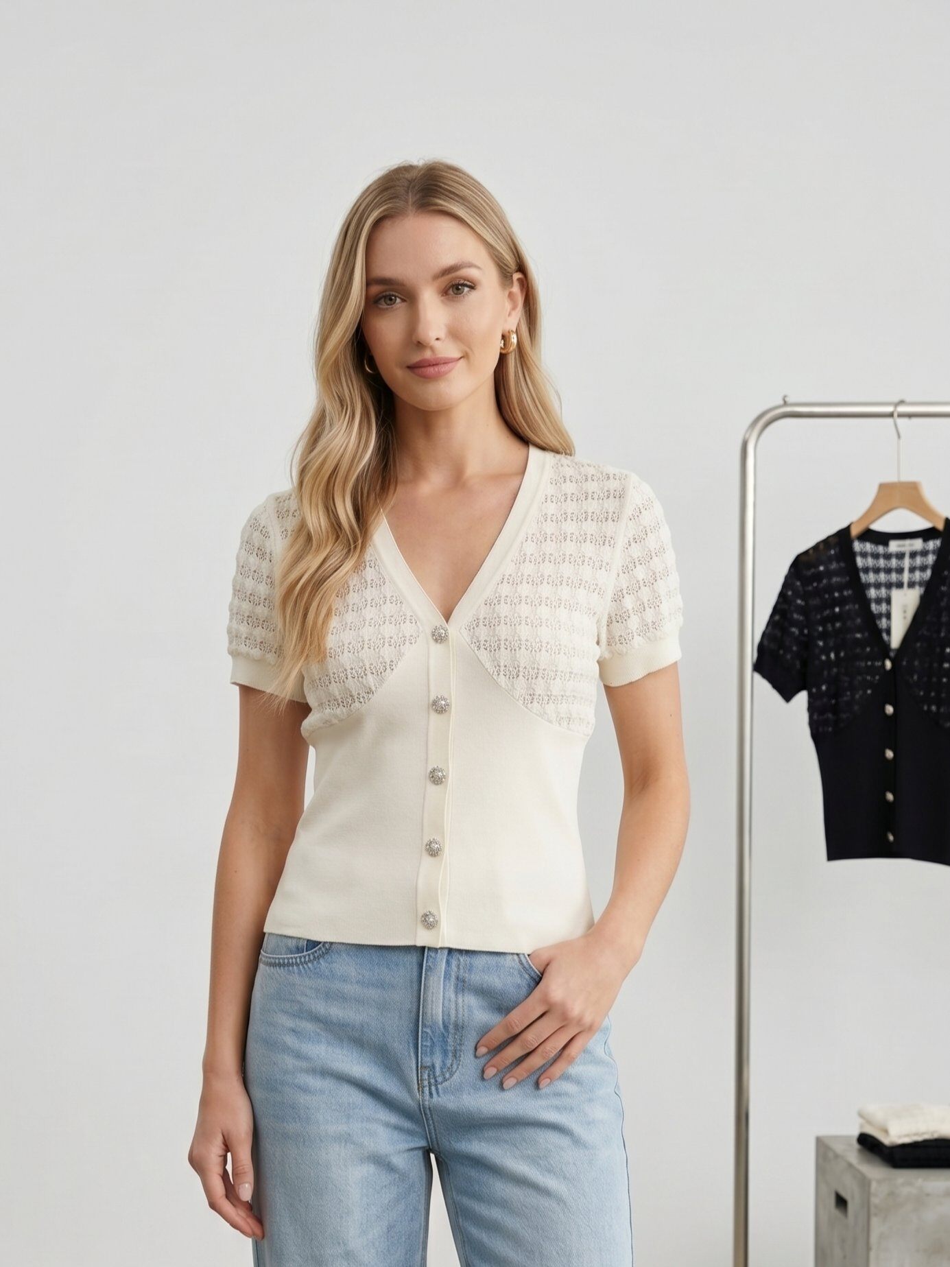 Großhändler J&H Fashion - Spitzen-T-Shirt mit V-Ausschnitt und Knopfleiste vorne.