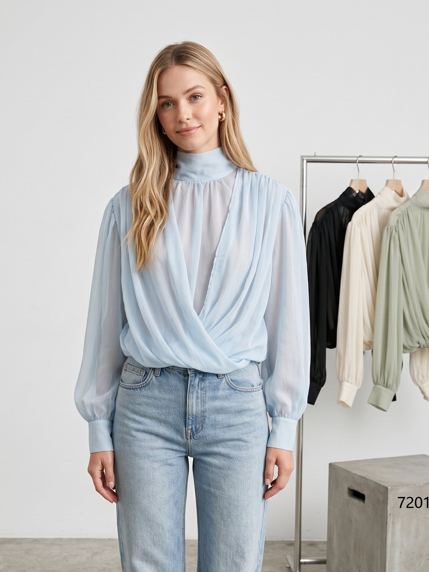 Mayorista J&H Fashion - Blusa ligera con mangas largas abullonadas, presenta un cuello alto fruncido, un elegante drapeado cruzado en el frente y puños ajustados con botones.