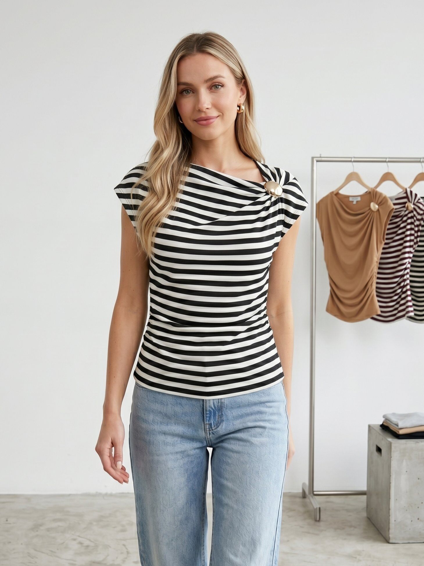 Mayorista J&H Fashion - Top ajustado con rayas horizontales que presenta un cuello drapeado y un detalle metálico decorativo en el hombro.