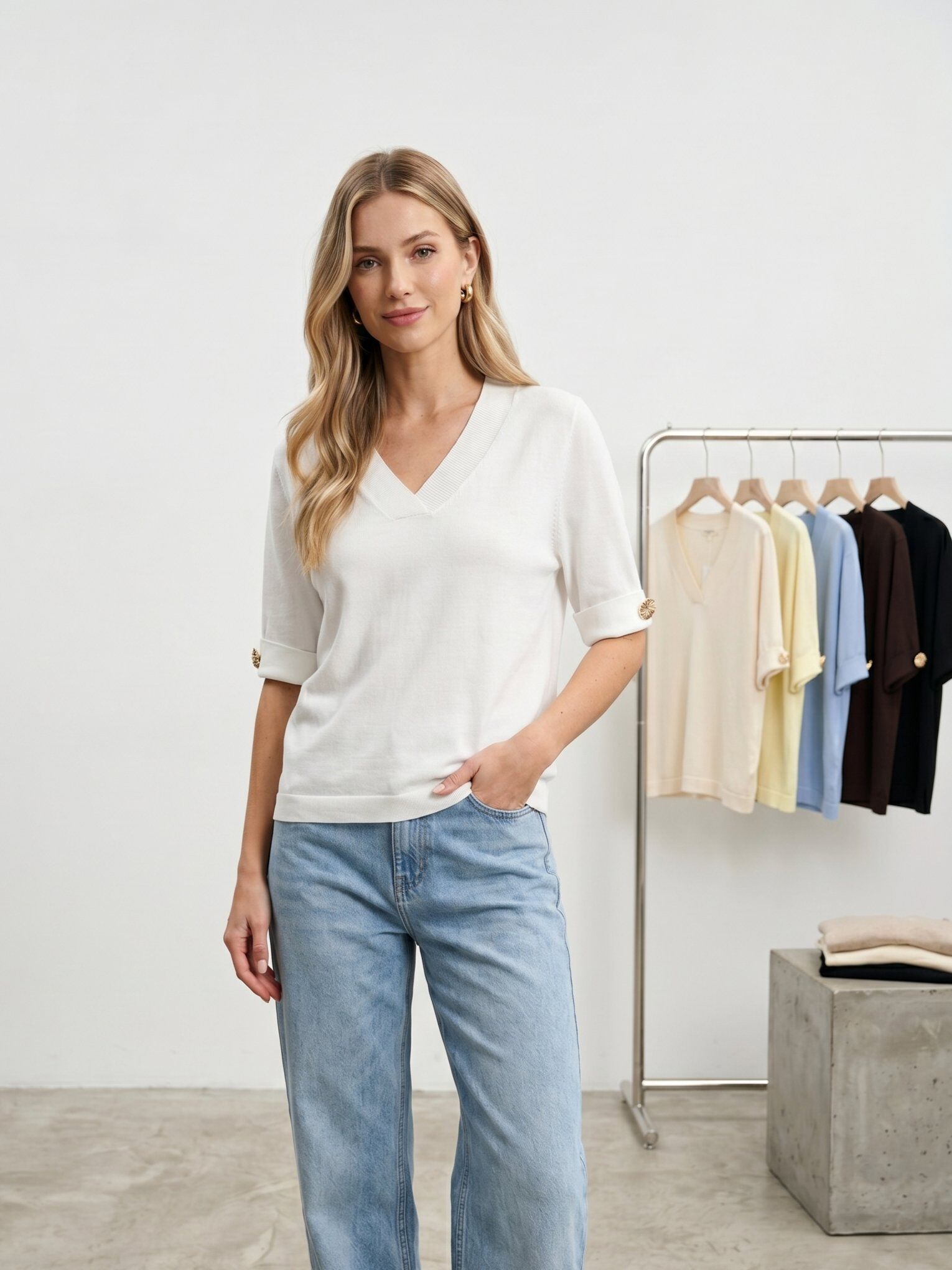 Grossista J&H Fashion - Top fluido con un elegante scollo a V e maniche corte decorate con scintillanti bottoni decorativi.