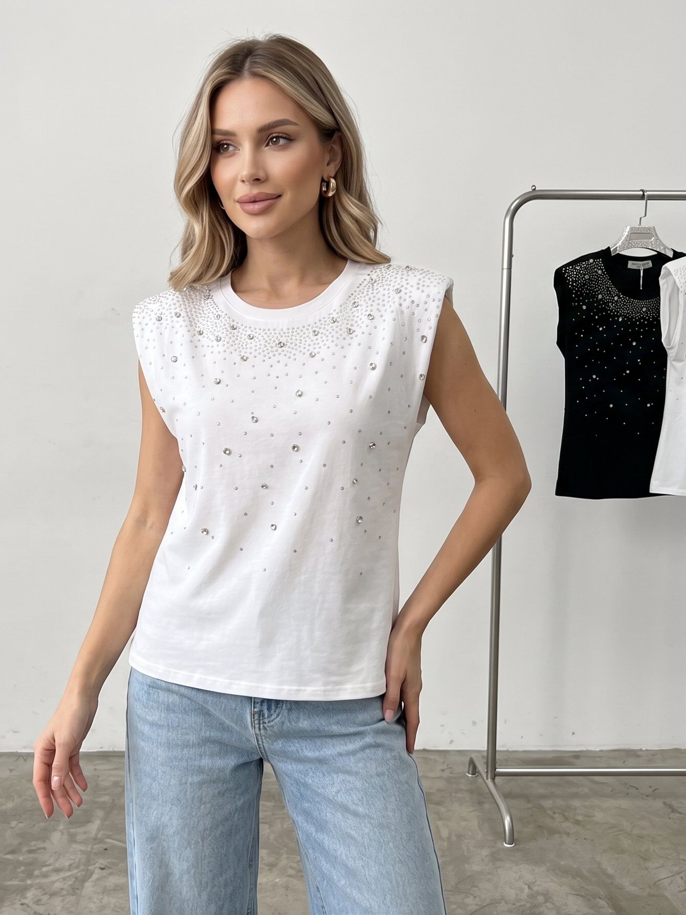 Großhändler J&H Fashion - Ärmelloses Oberteil mit rundem Ausschnitt und strukturierten Schultern, veredelt durch einen funkelnden Verlauf aus Strasssteinen und silbernen Perlen.