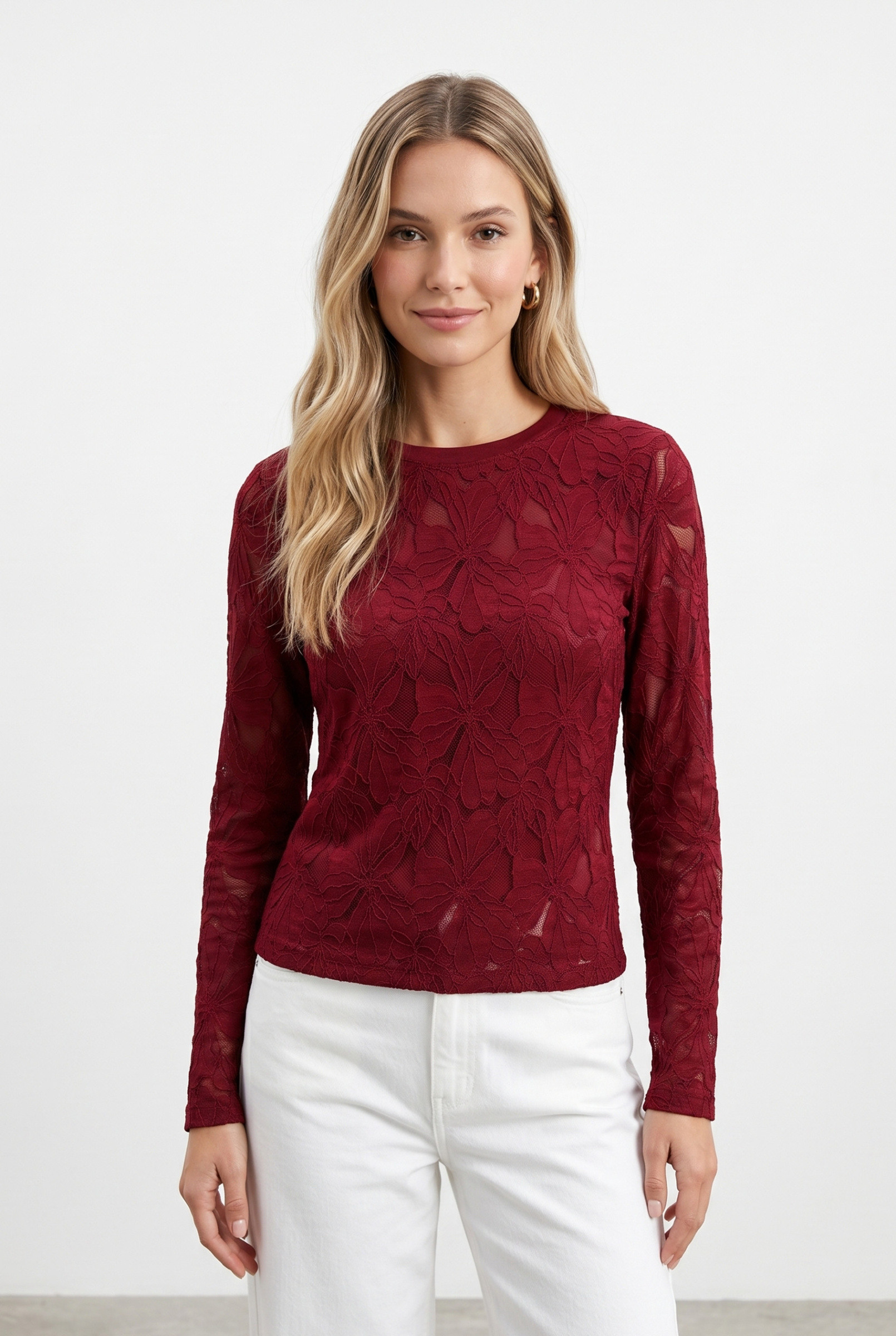 Großhändler J&H Fashion - Figurbetontes Langarm-Top mit Rundhalsausschnitt, komplett aus halbtransparenter Spitze mit edlen Blumenmustern gefertigt.