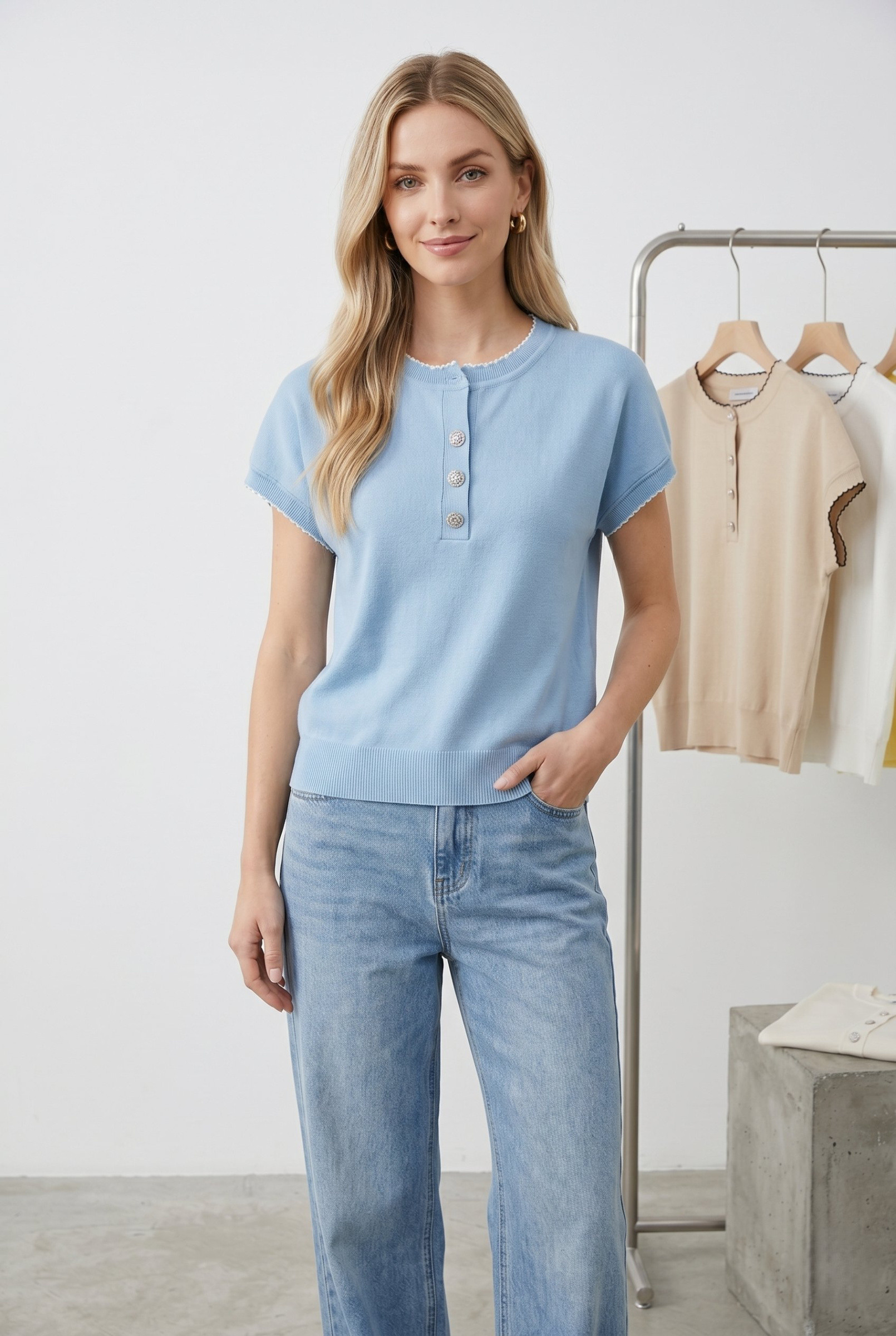 Mayorista J&H Fashion - Elegante blusa de manga corta con cuello abotonado, adornada con delicados ribetes contrastantes.