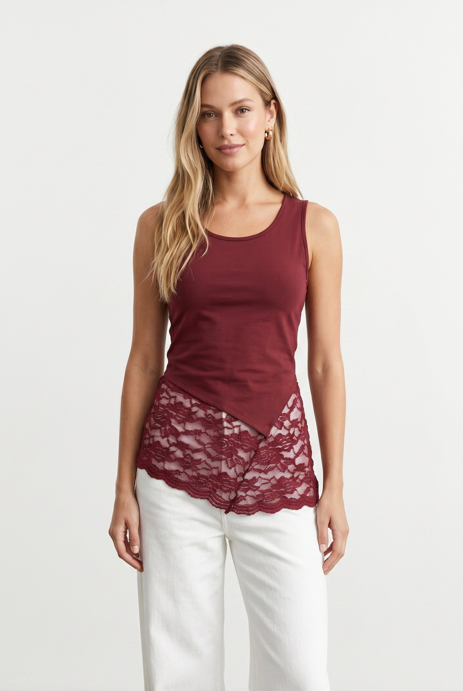 Großhändler J&H Fashion - Elegantes Tanktop mit einem raffinierten asymmetrischen Schnitt, verziert mit einem breiten Saum aus zarter Blumen-Spitze.