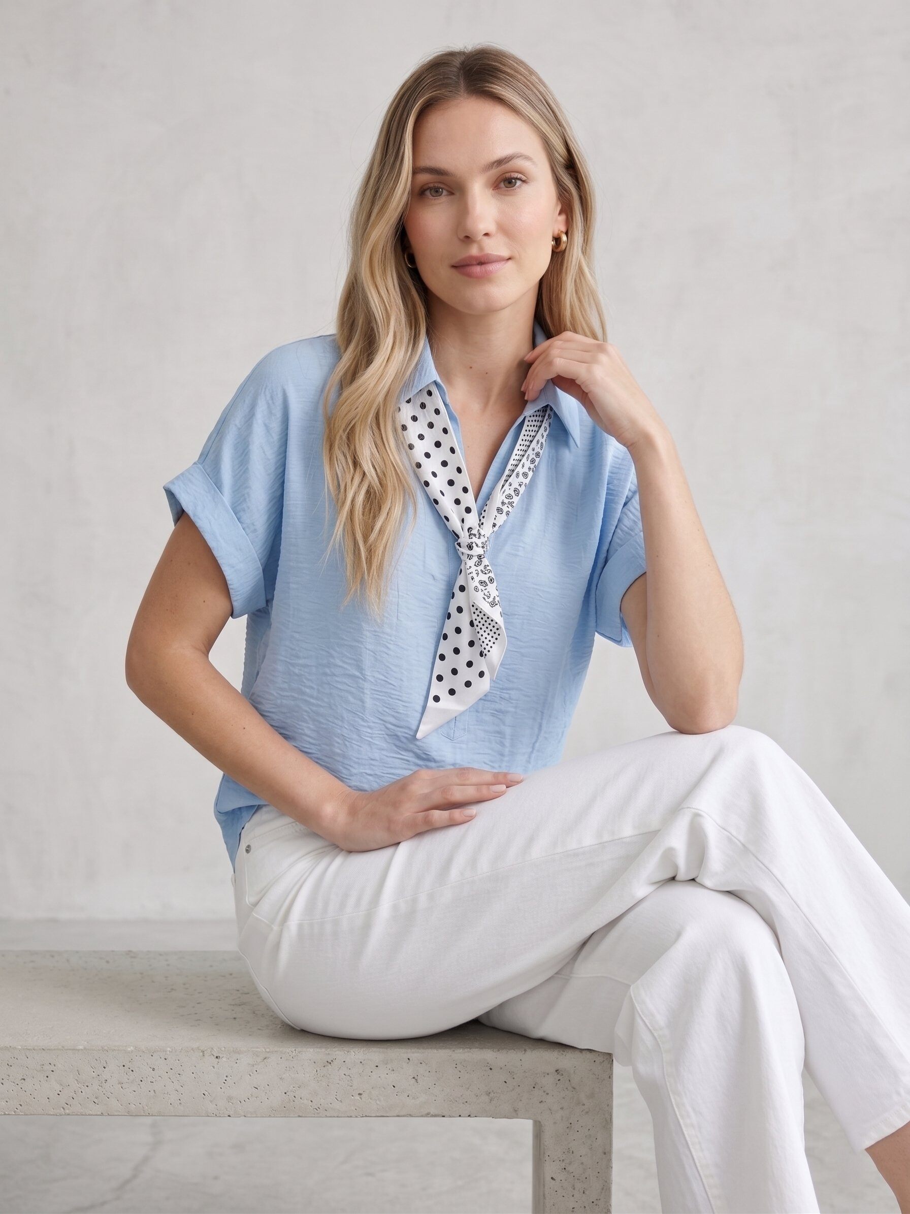 Mayorista J&H Fashion - Camisa fluida de manga corta en tejido texturizado destaca por su elegante cuello clásico y su detalle de pañuelo de lunares integrado.