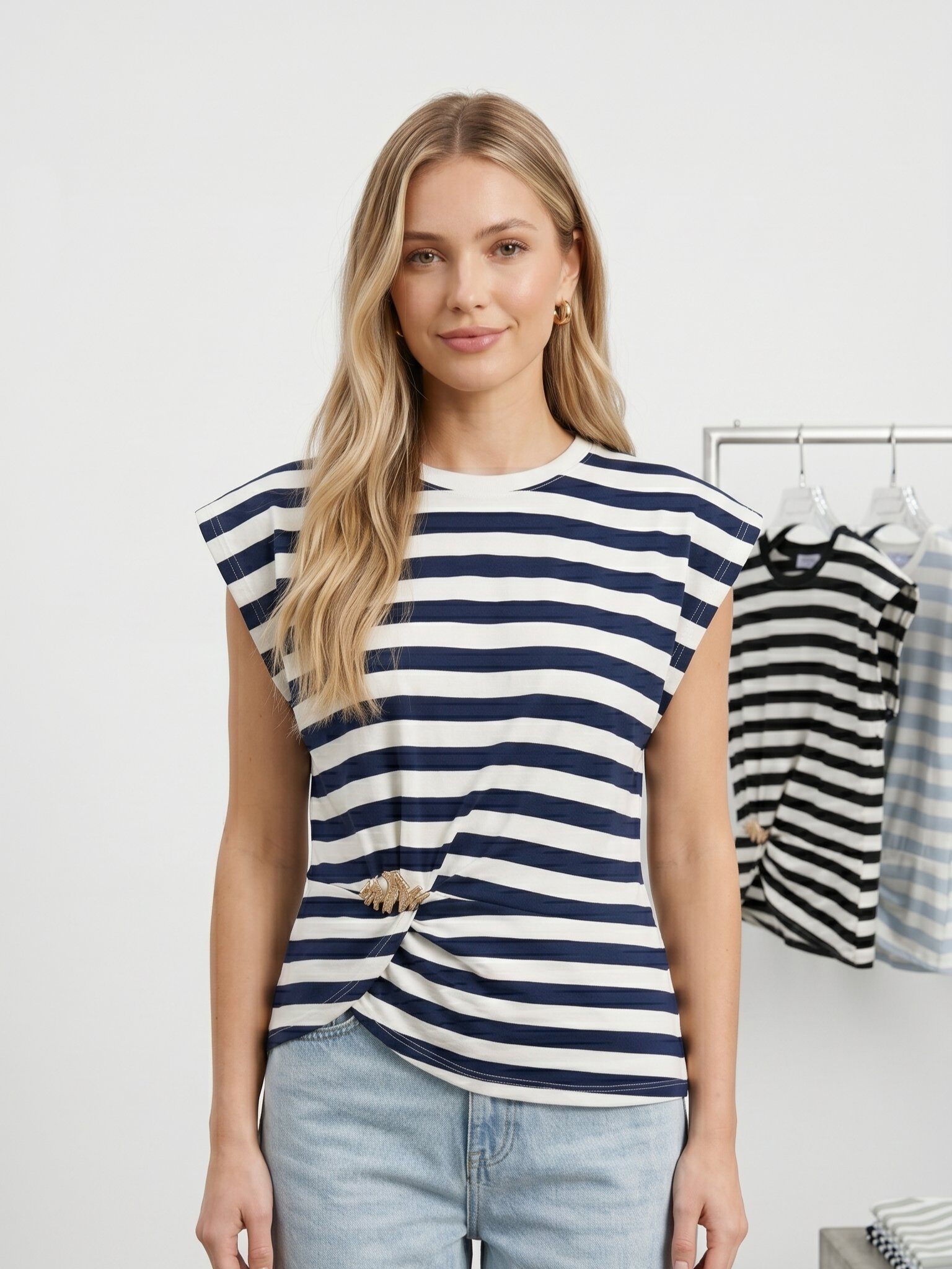 Großhändler J&H Fashion - Kurzarm-Top mit figurbetonter Passform und einem eleganten Drapedetail an der Taille, betont durch eine goldene Metallschnalle.