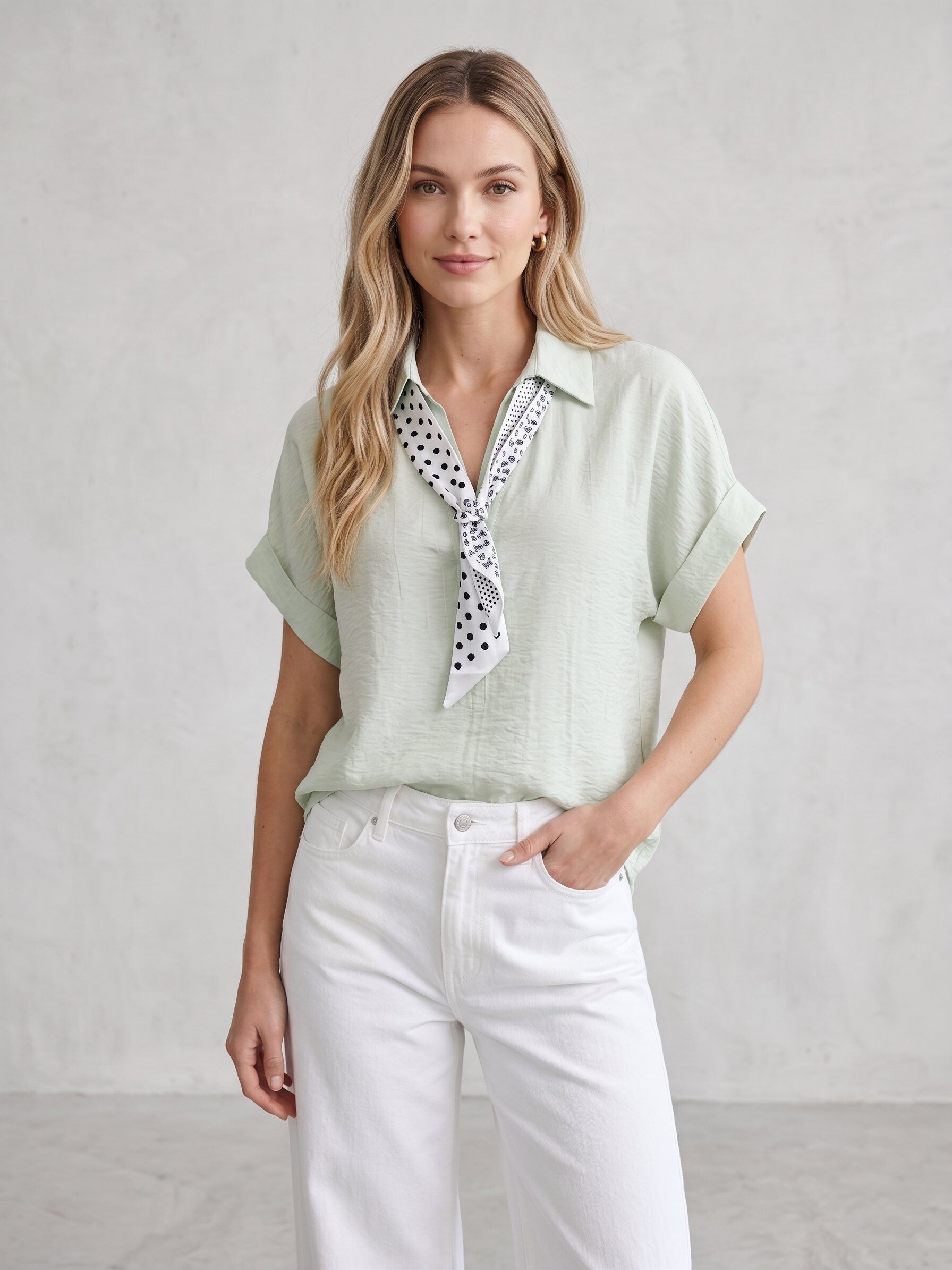Großhändler J&H Fashion - Fließendes Kurzarmhemd aus strukturiertem Stoff besticht durch seinen eleganten klassischen Kragen und das integrierte Tupfenschal-Detail.