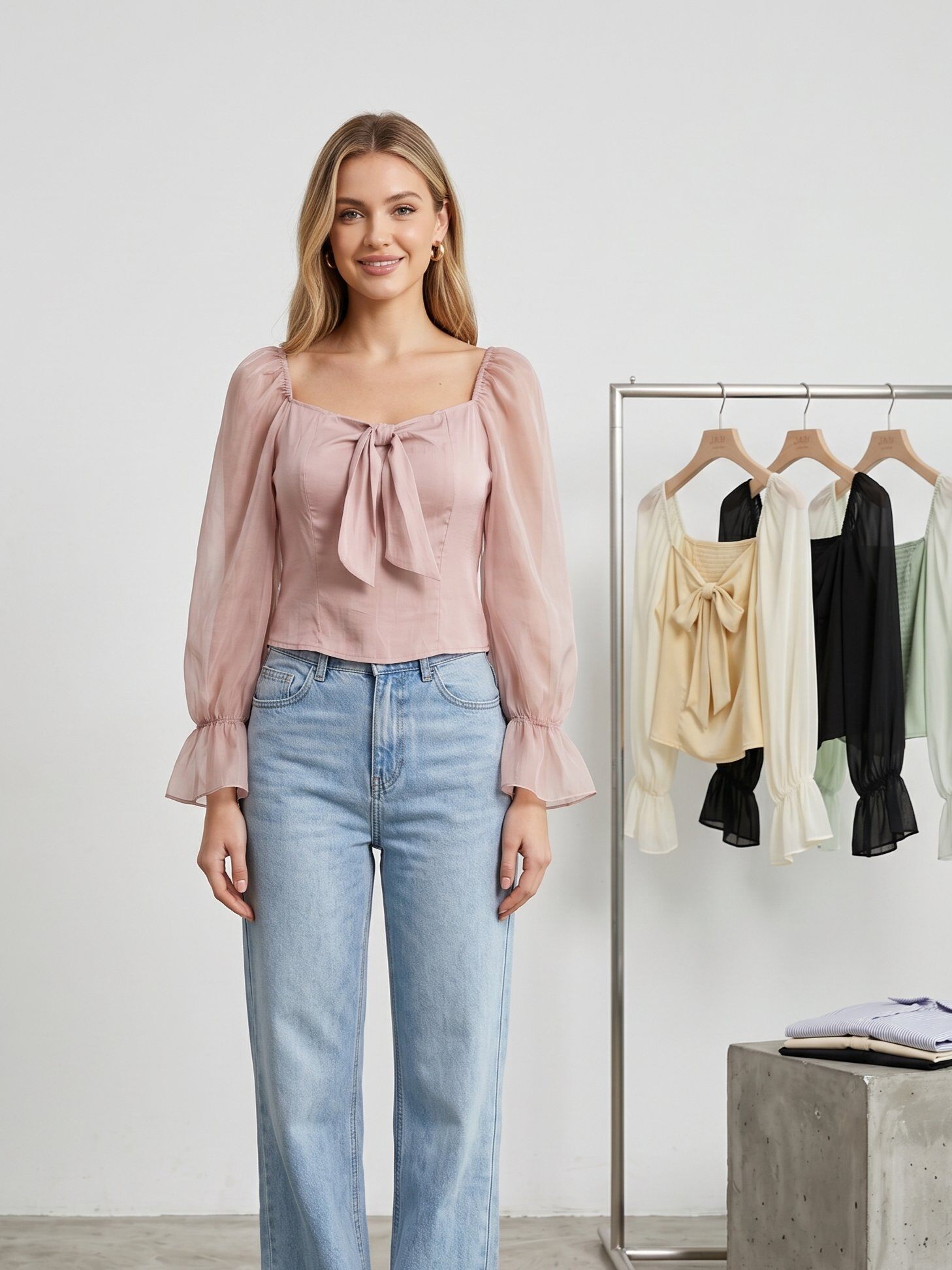 Großhändler J&H Fashion - Elegantes Oberteil mit einem quadratischen Ausschnitt, verziert mit einer vorderen Schleife, langen, luftigen Ärmeln, die an den Handgelenken gerafft sind, und einem vollständig gerafften Rücken für
