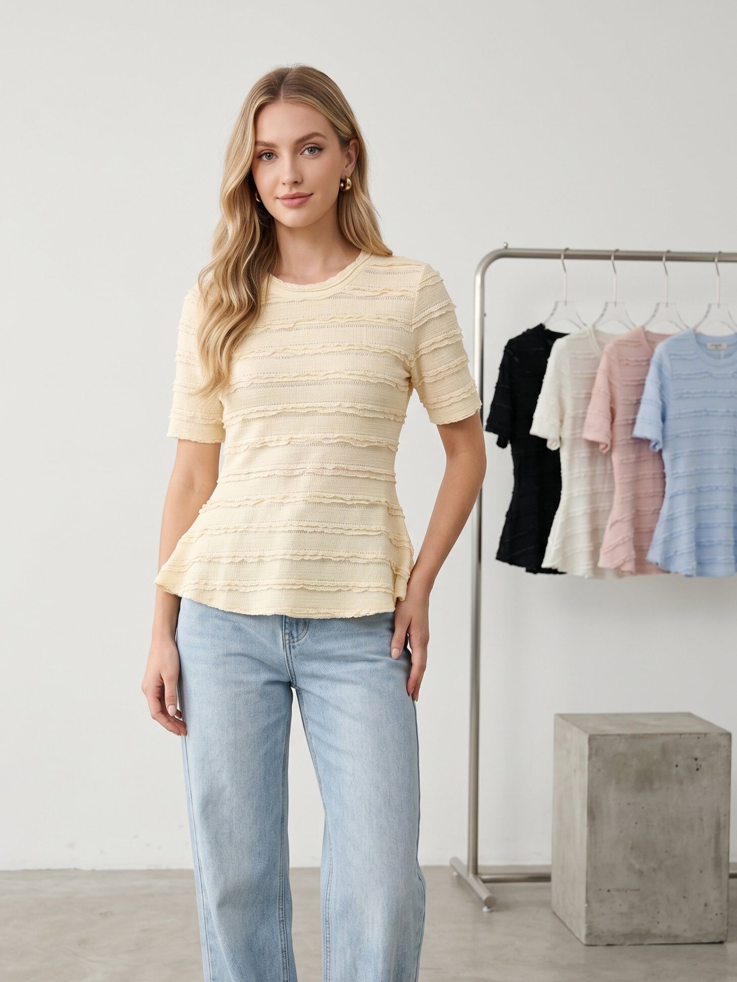 Großhändler J&H Fashion - Kurzarm-Oberteil mit einer strukturierten Reliefoptik und zart ausgefransten horizontalen Streifen.