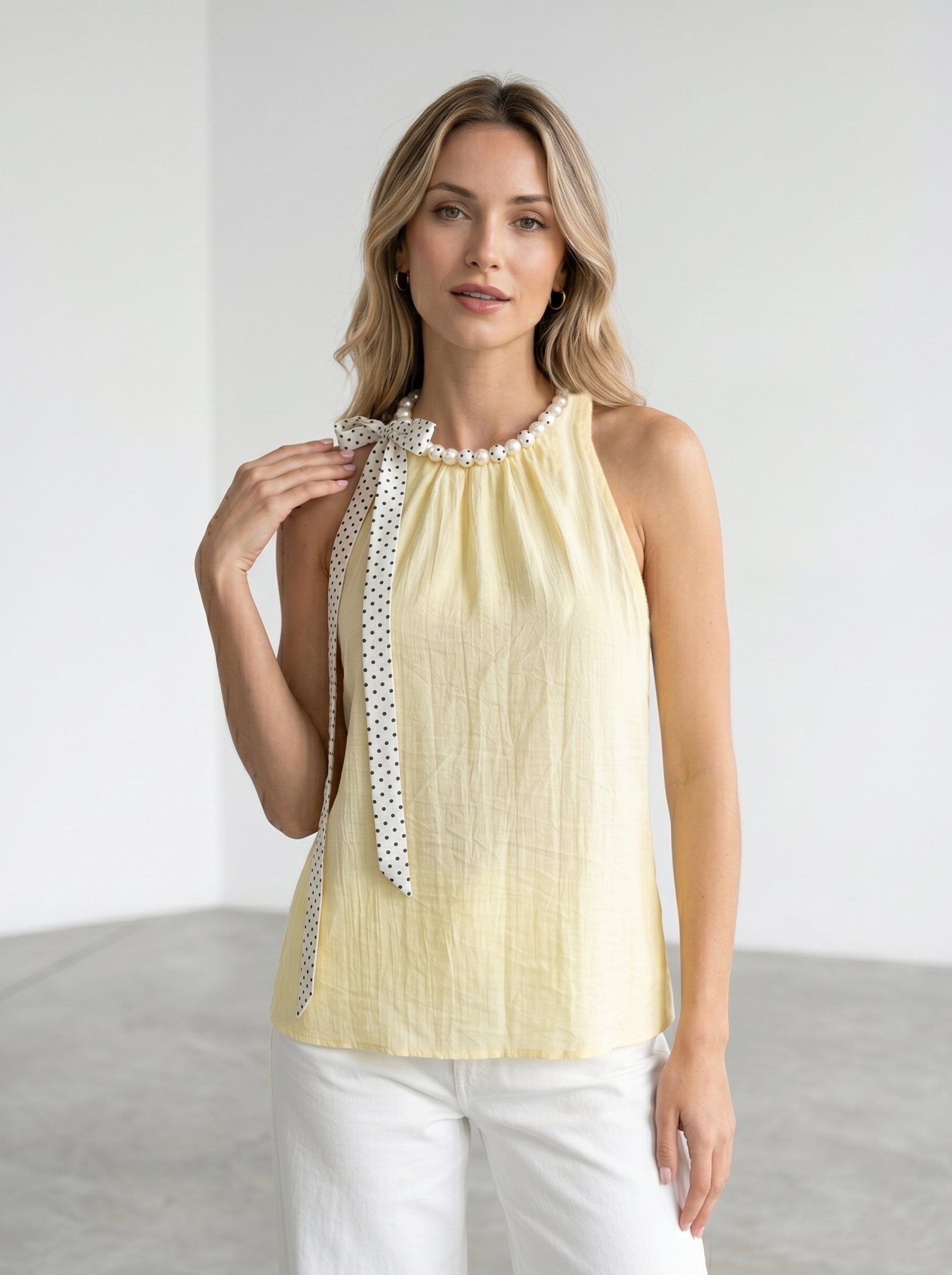 Großhändler J&H Fashion - Ärmelloses, fließendes Top aus strukturiertem Stoff, ausgezeichnet durch seinen amerikanischen Ausschnitt, verziert mit Zierperlen und ergänzt durch ein zartes Bindeband.