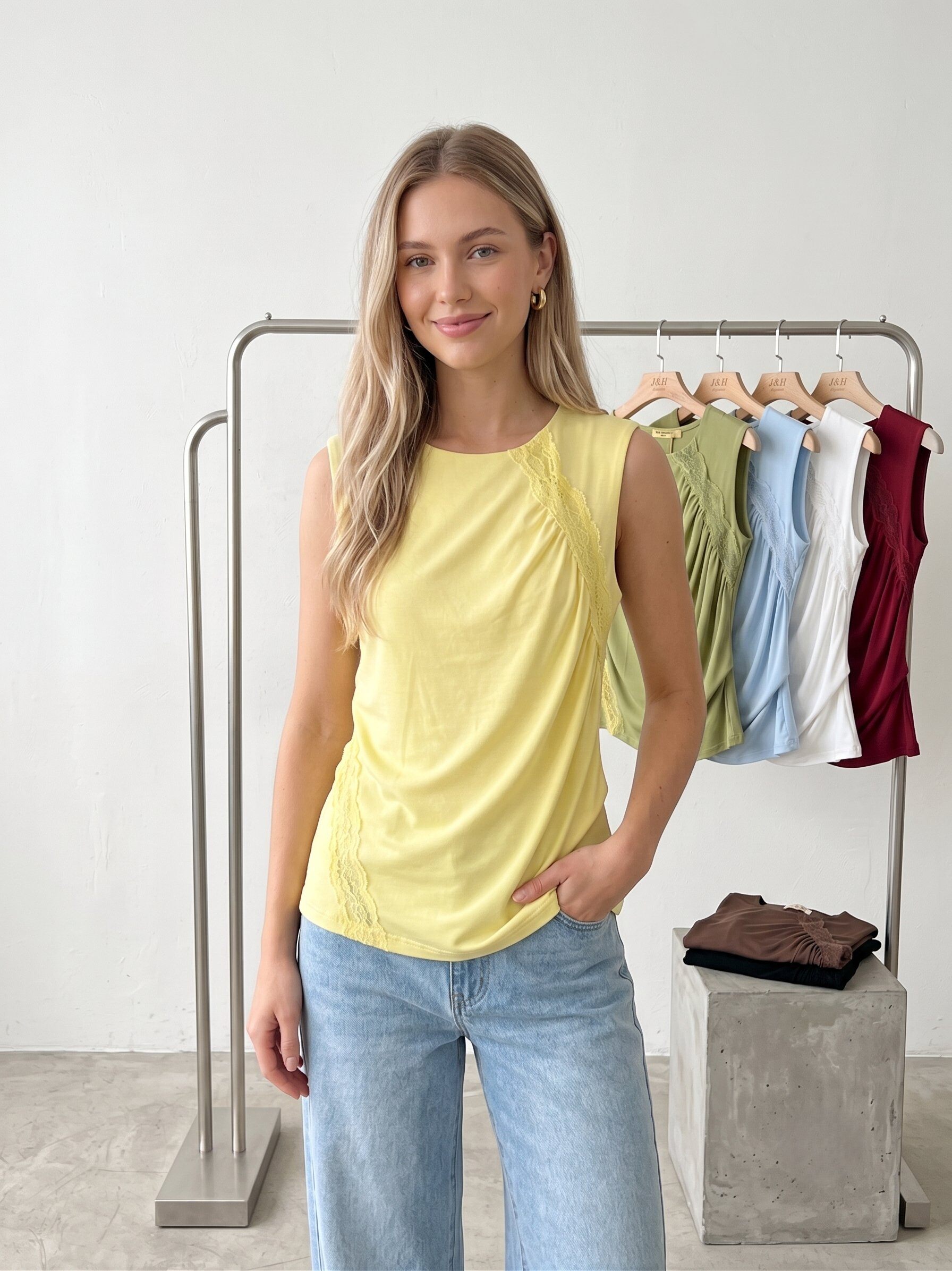 Mayorista J&H Fashion - Top elegante sin mangas presenta un corte fluido adornado con delicados encajes y un ligero efecto drapeado.