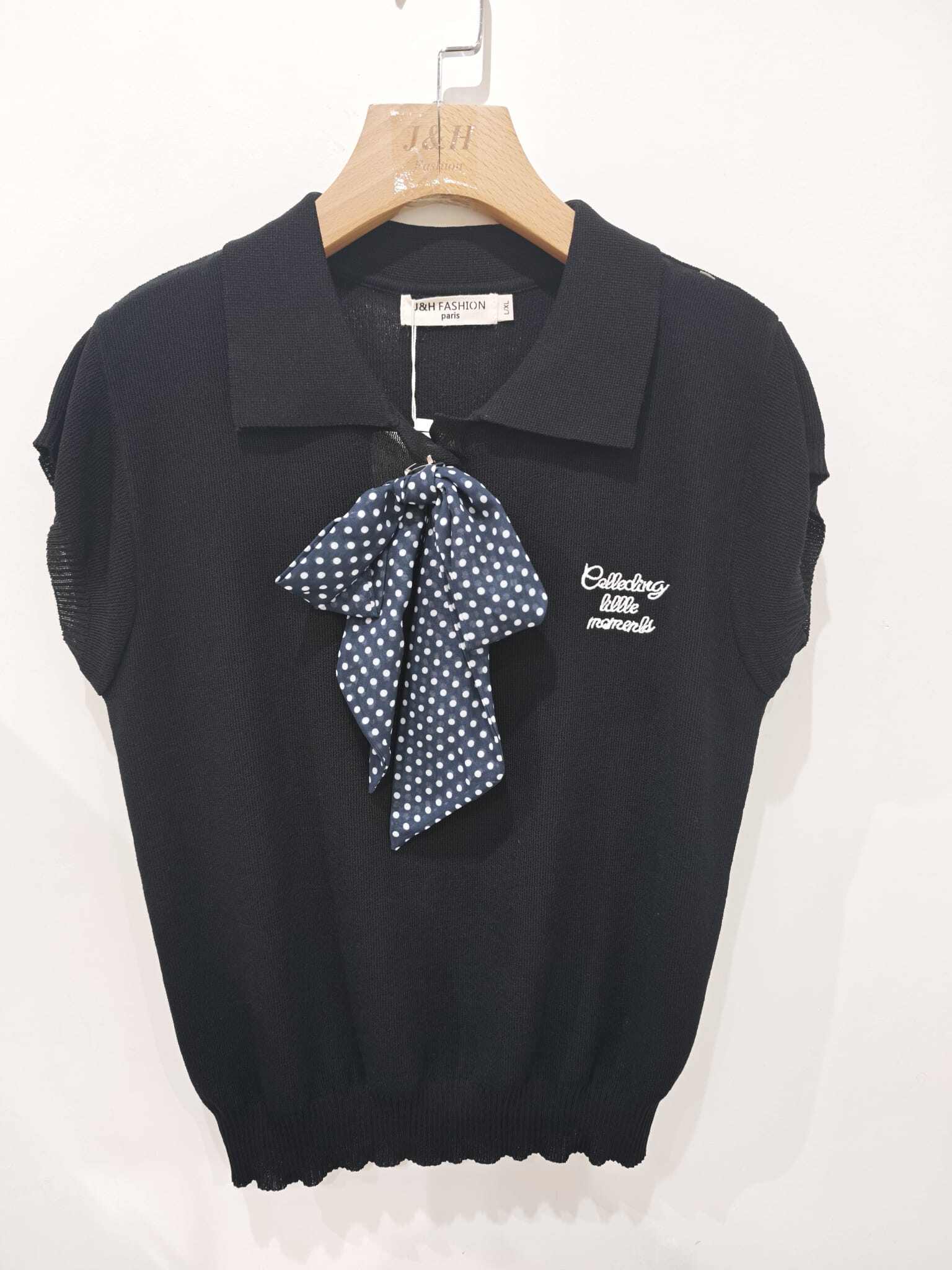 Großhändler J&H Fashion - Kurzärmliges Oberteil mit einer gepunkteten Schleife und fließender weißer Hose.