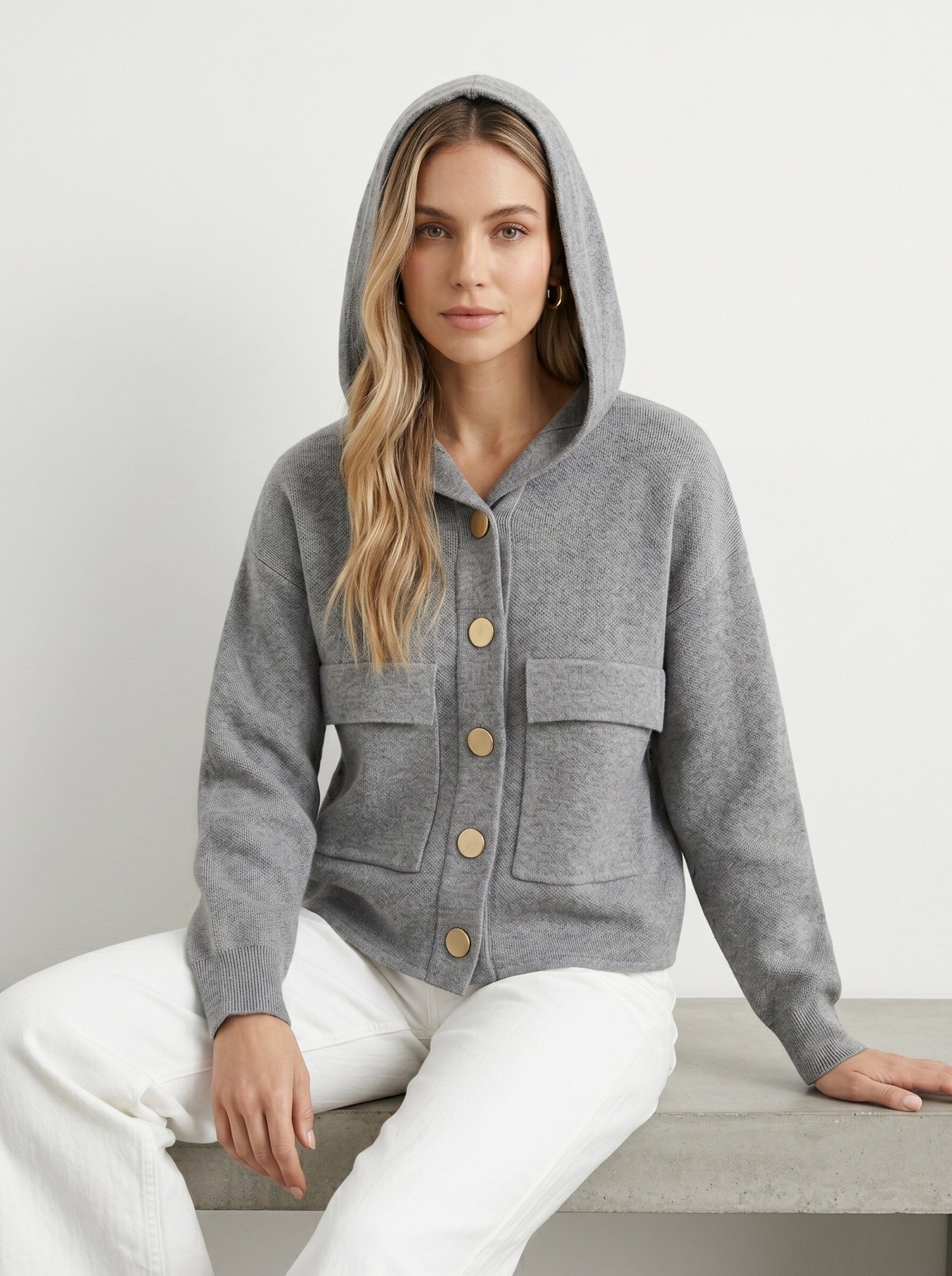 Grossiste J&H Fashion - Gilet en maille à manches longues, doté d'un grand col plat, de grands boutons contrastants sur le devant et de deux poches plaquées à rabat.