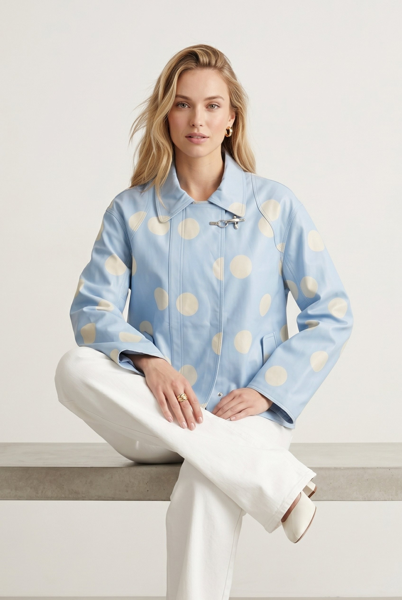 Grossista J&H Fashion - Giacca strutturata azzurro chiaro con motivi a pois vintage chic e colletto a camicia