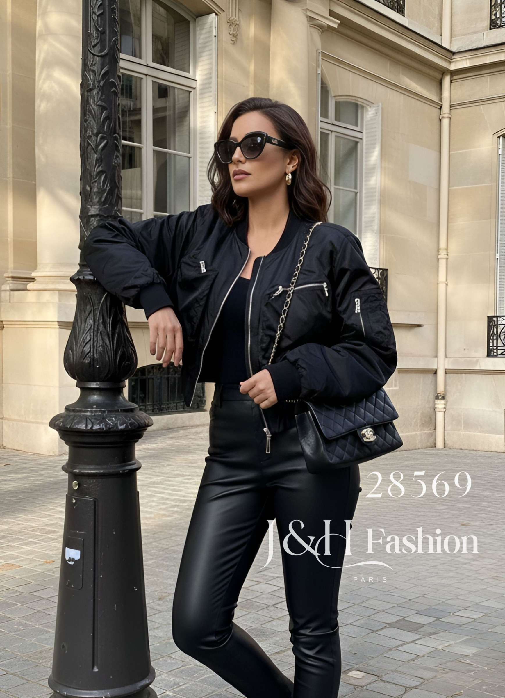Großhändler J&H Fashion - Kurze Bomberjacke, schick und trendig, mit metallischen Reißverschlüssen und aufgesetzten Taschen für einen funktionalen und modernen Look.