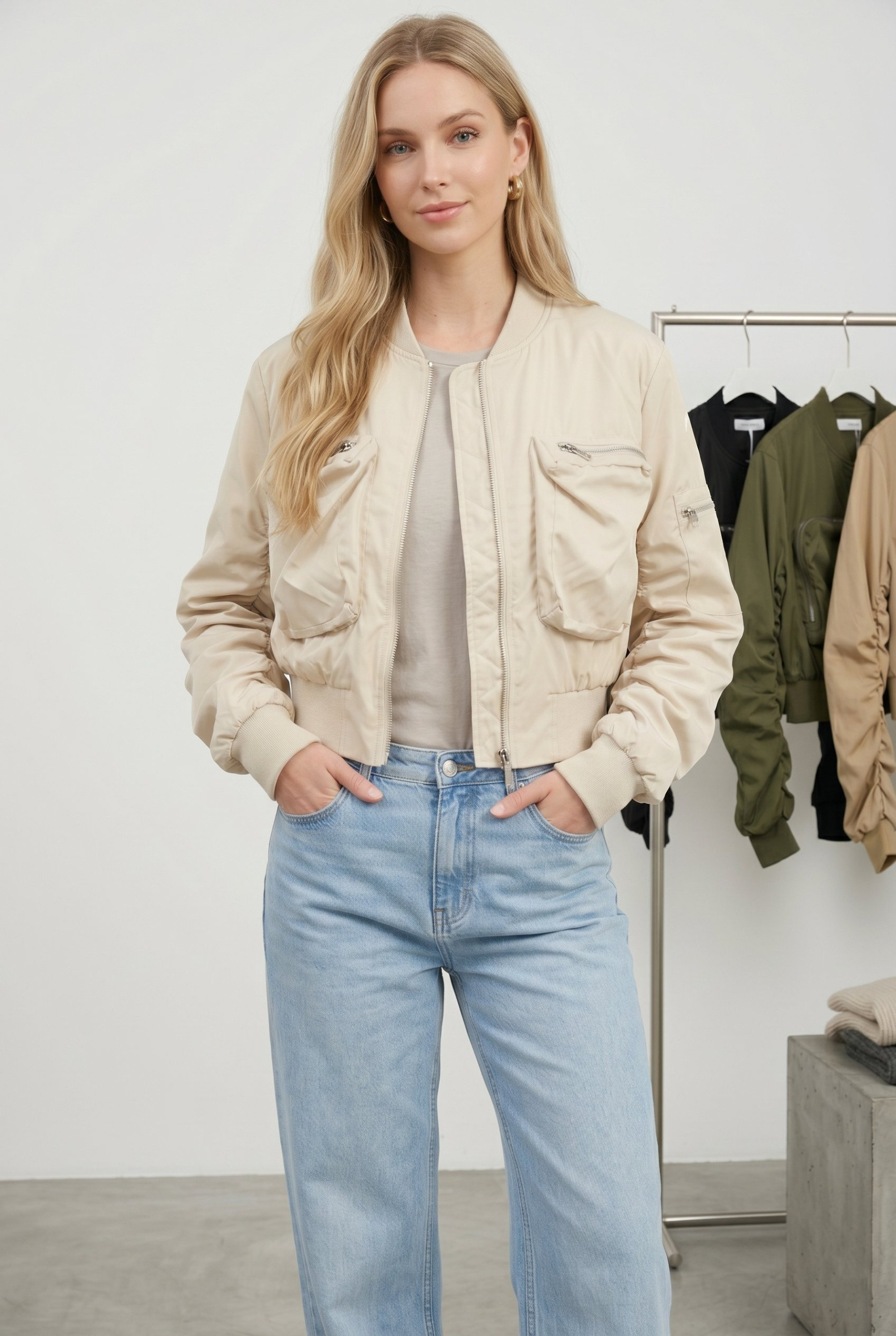 Großhändler J&H Fashion - Diese kurze, mit Reißverschluss versehene Bomberjacke besticht durch ihren einzigartigen urbanen Stil, mit großen Cargo-Taschen vorne und kühn gerafften Ärmeln.