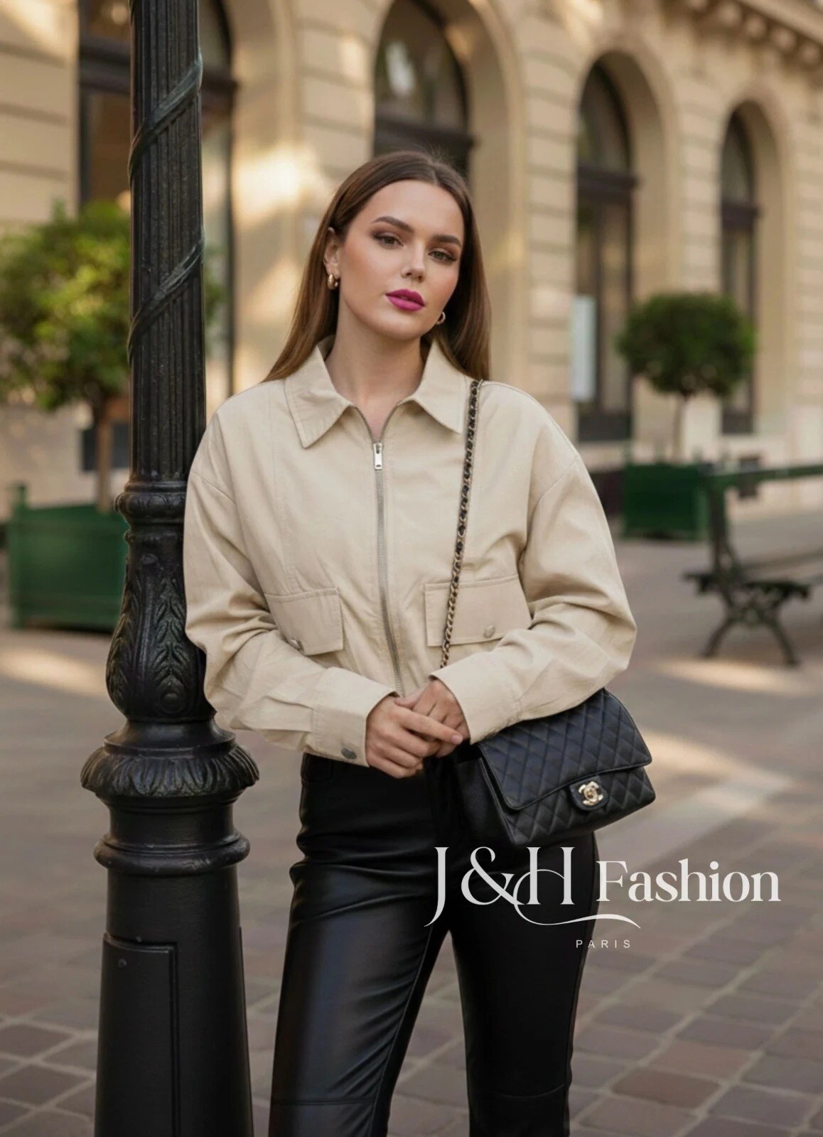 Grossista J&H Fashion - Giacca in cotone con zip, colletto classico e due tasche applicate con patta per uno stile urbano e strutturato.