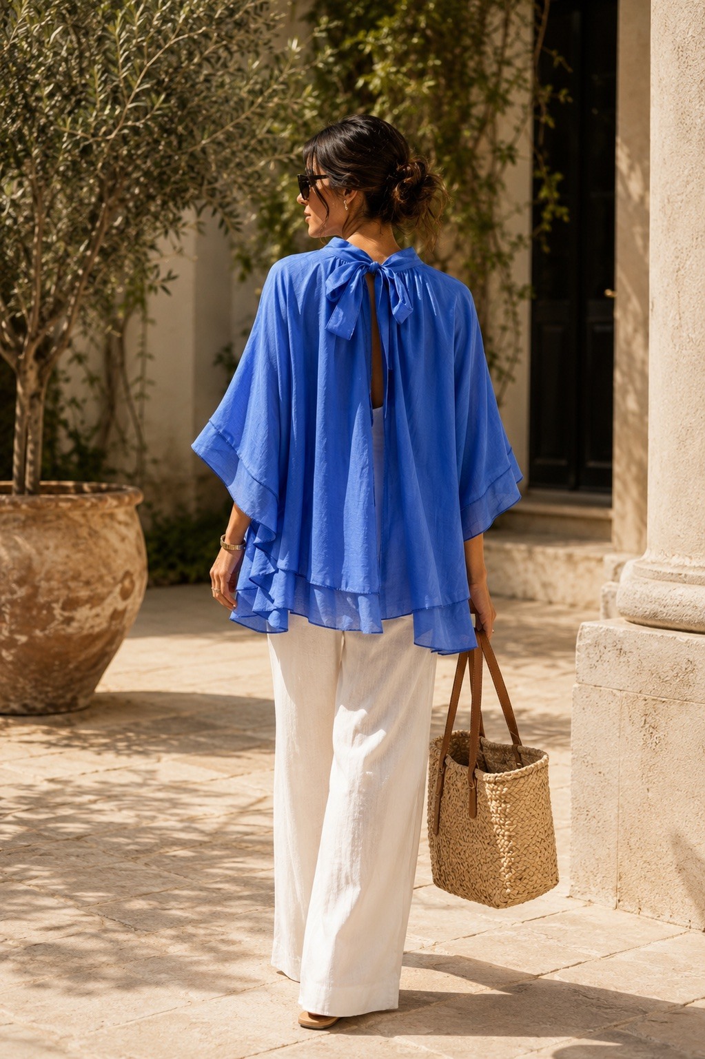 Grossista J&L - Blusa fluida con taglio svasato, schiena annodata e colletto arricciato