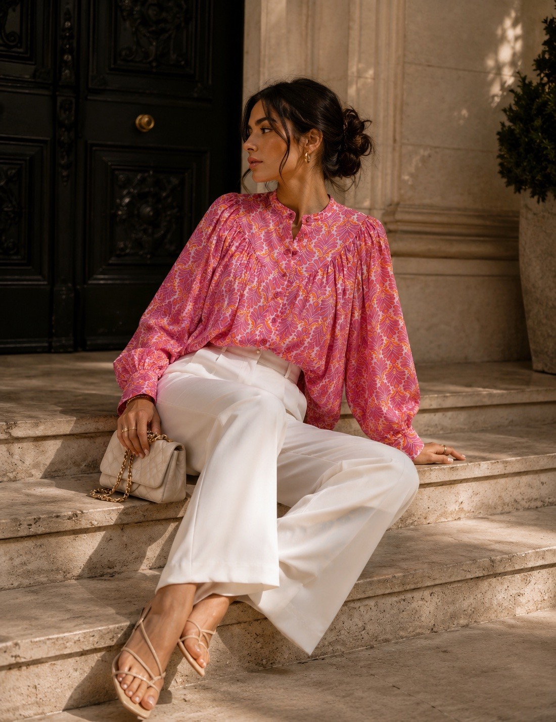 Großhändler J&L - Fließende Bluse mit Paisley-Muster und hohem Kragen