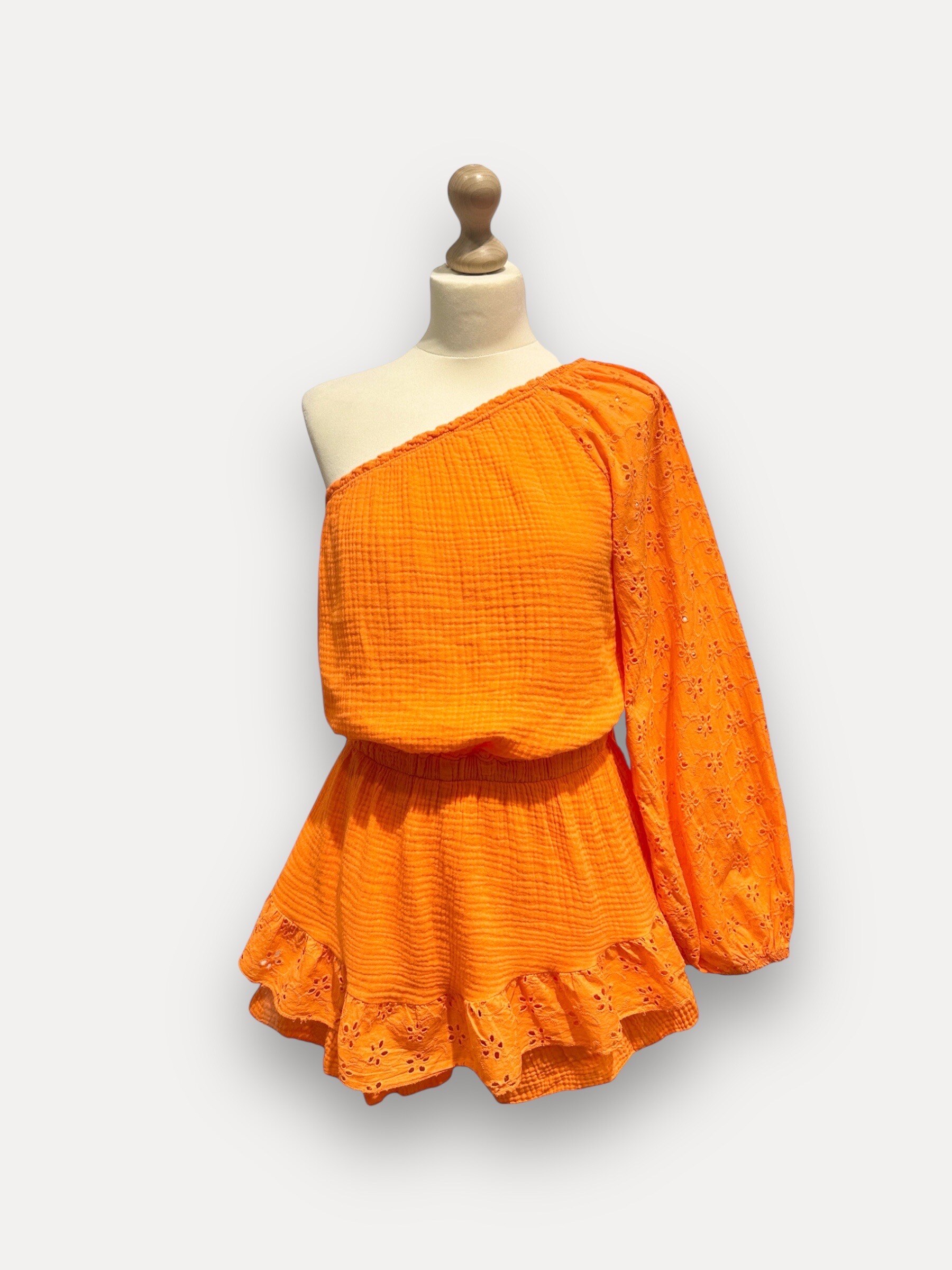 Grossiste J&L - Combinaison AMANDA Asymétrique Une Manches En Gaze De Coton Et Détail Broderie Anglaise