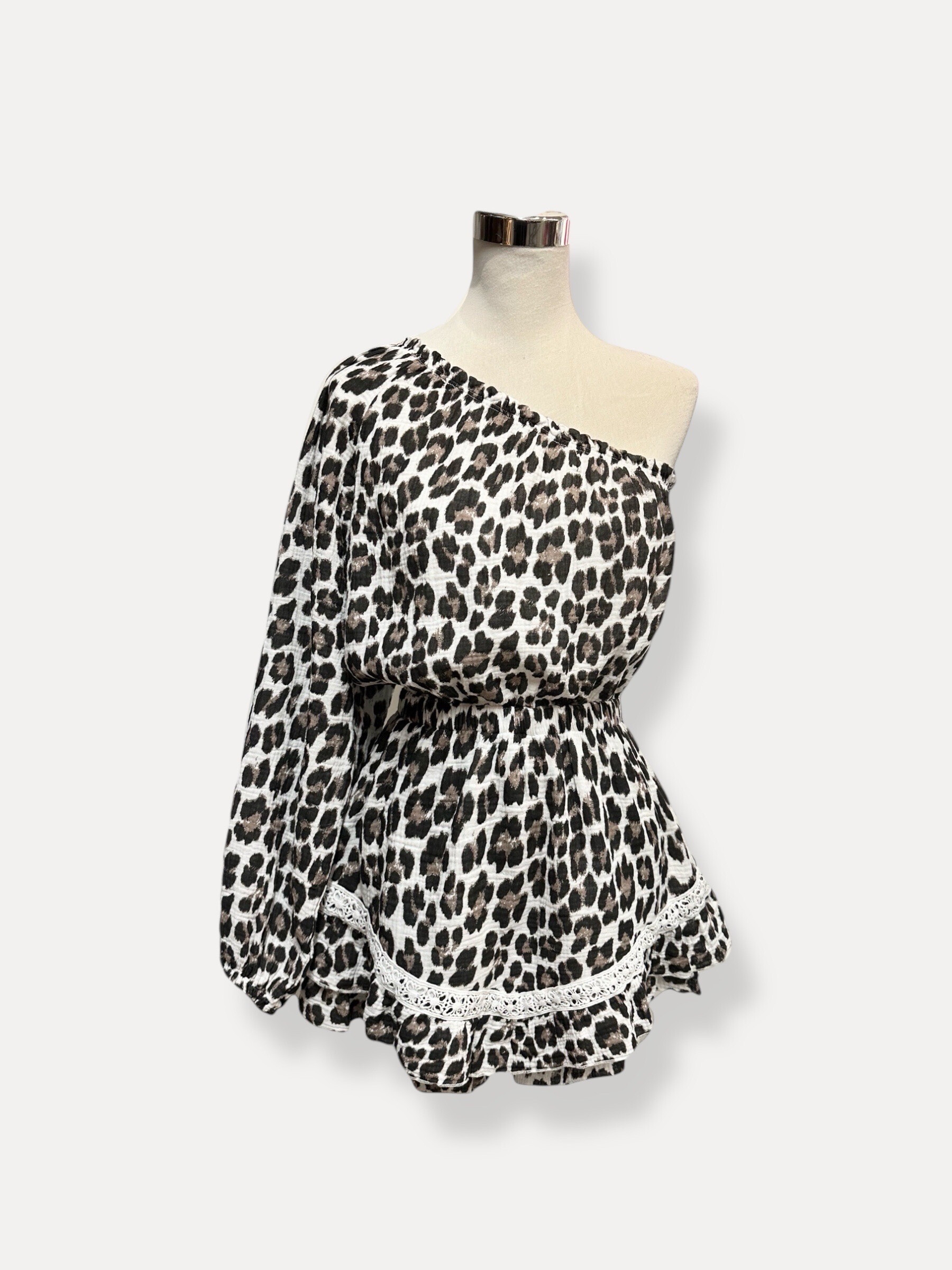 Mayorista J&L - Combinación asimétrica de shorts Caroline con patrón de leopardo en una gasa de algodón