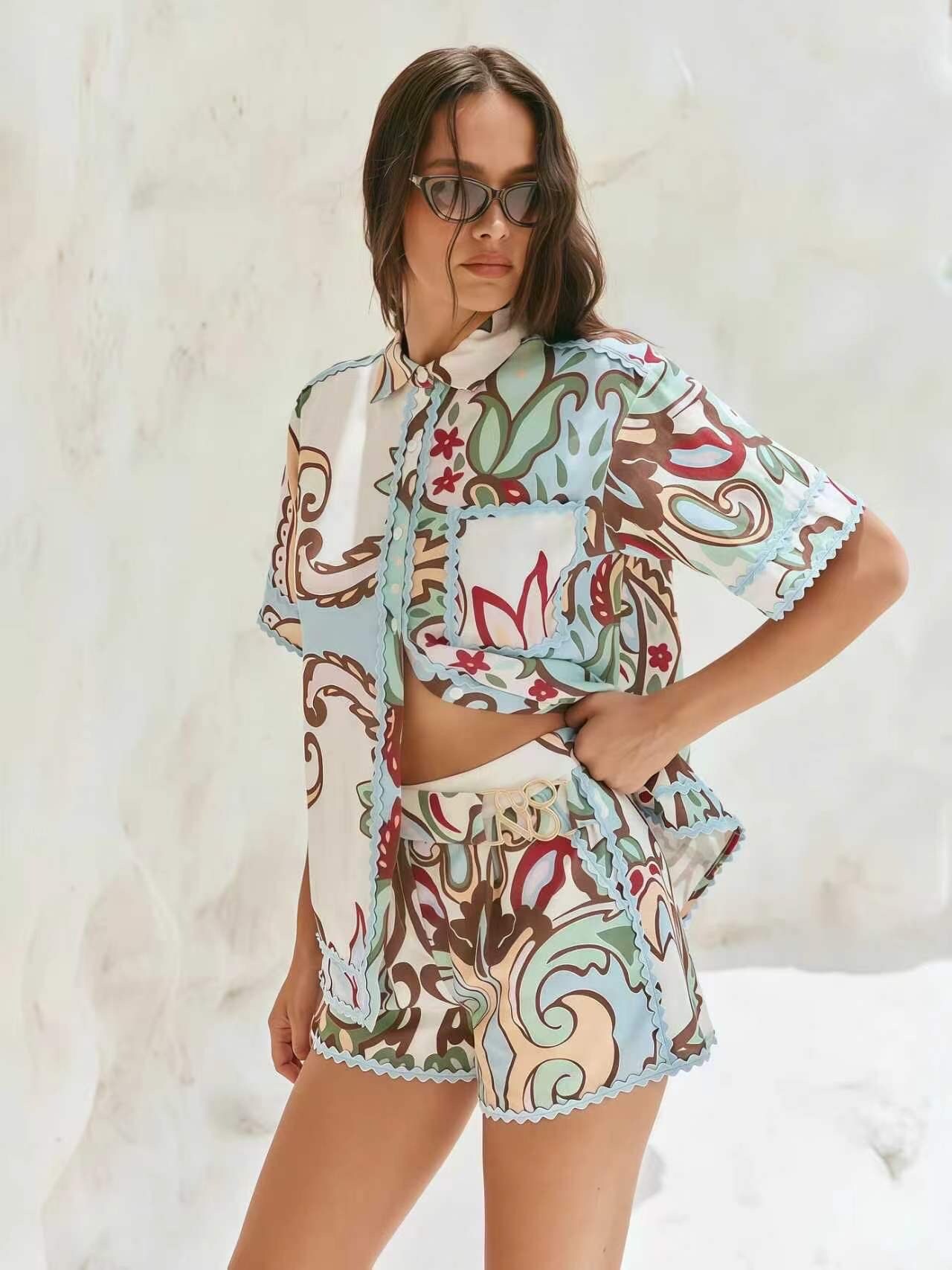 Großhändler J&L - Kurzärmliges Hemd und hoch taillierte Shorts mit Barockmuster