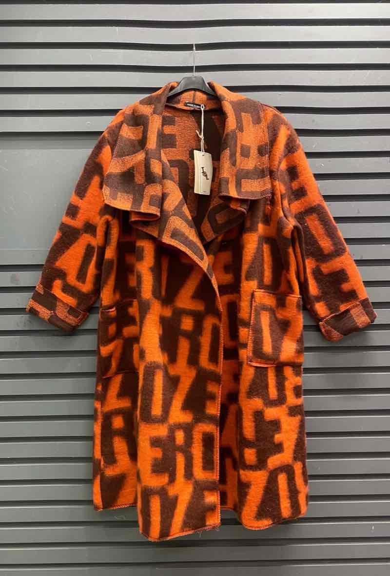 Wholesaler J&L - Long coat with letter patterns