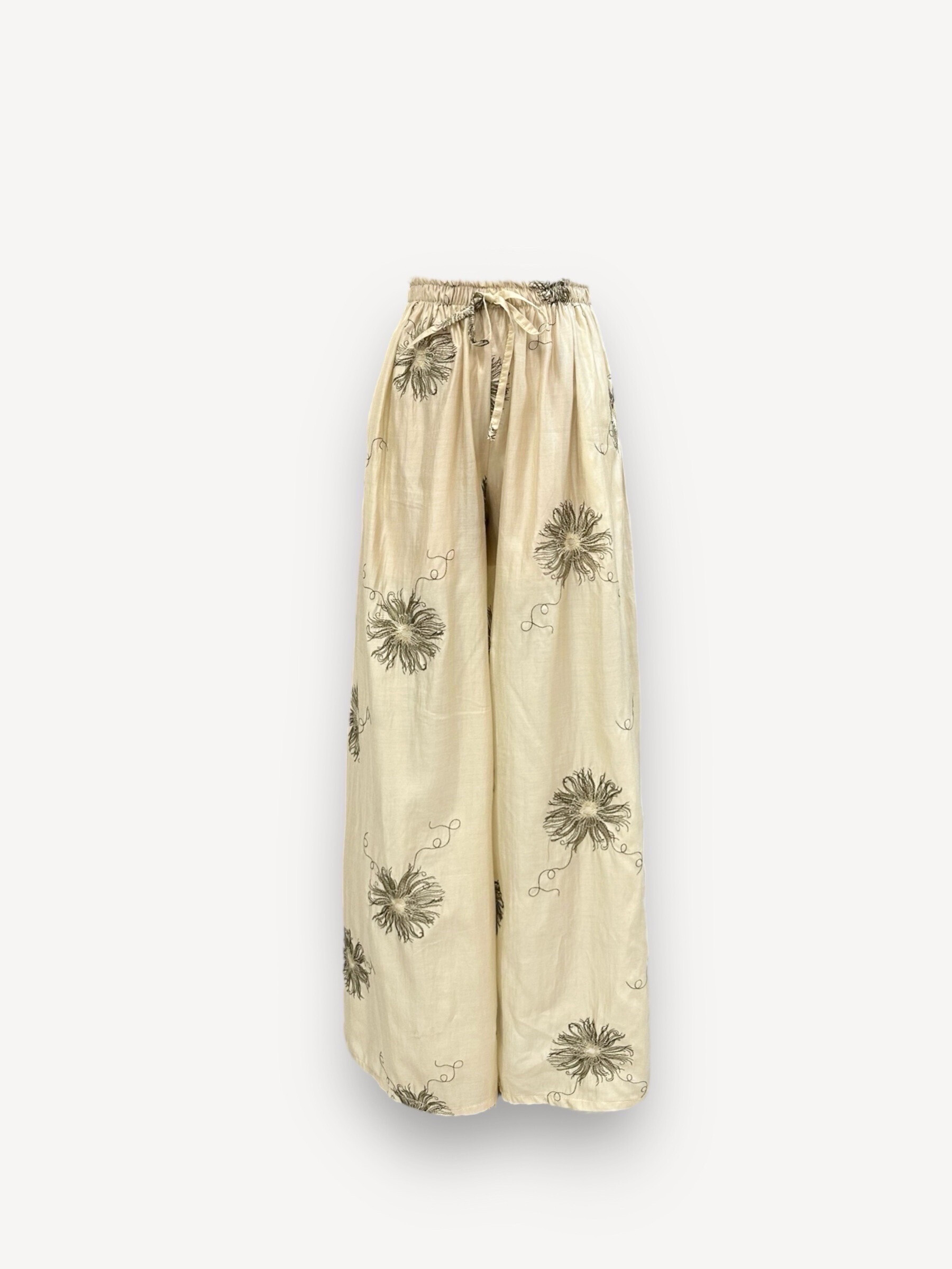 Wholesaler J&L - Large high waist pants with flower embroidery