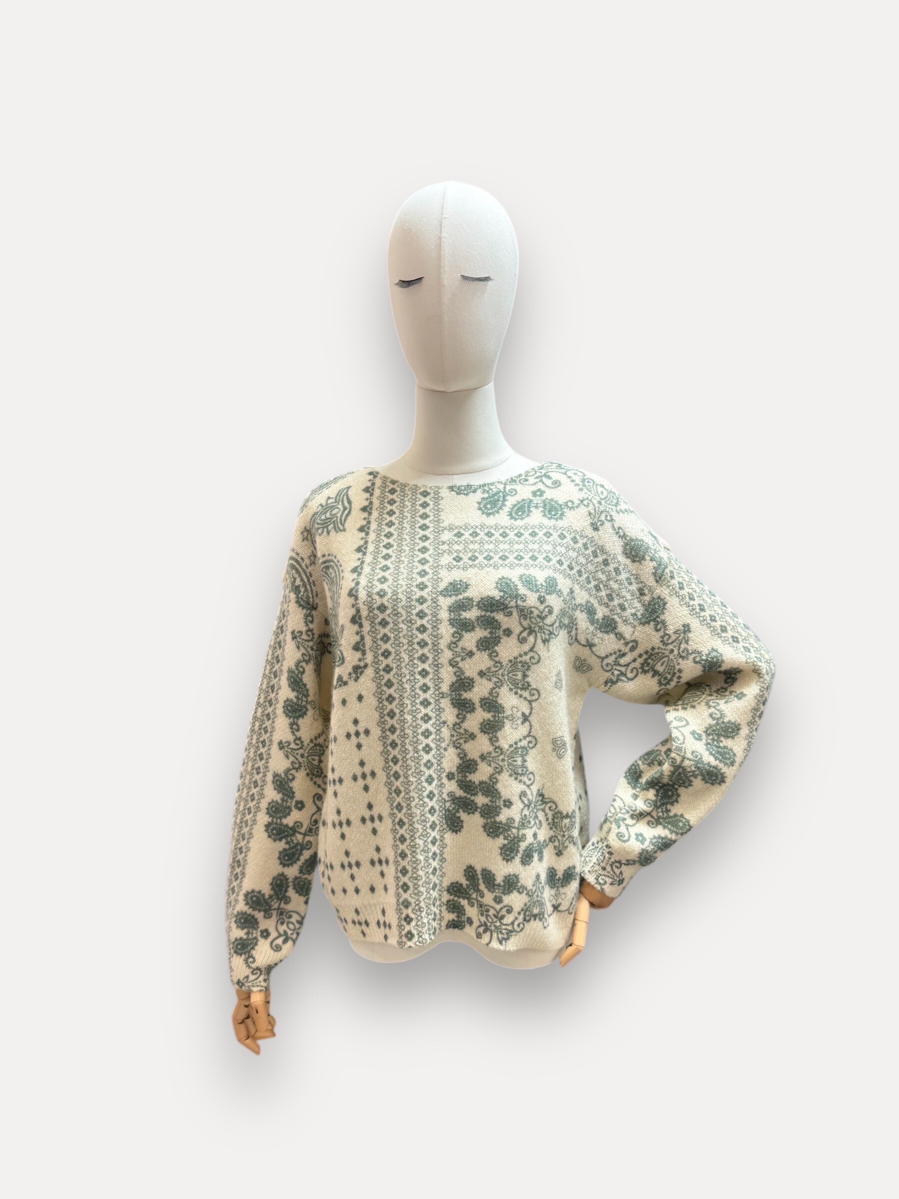 Wholesaler J&L - Long-Sleeved Knitted Sweater With Bandana Pattern