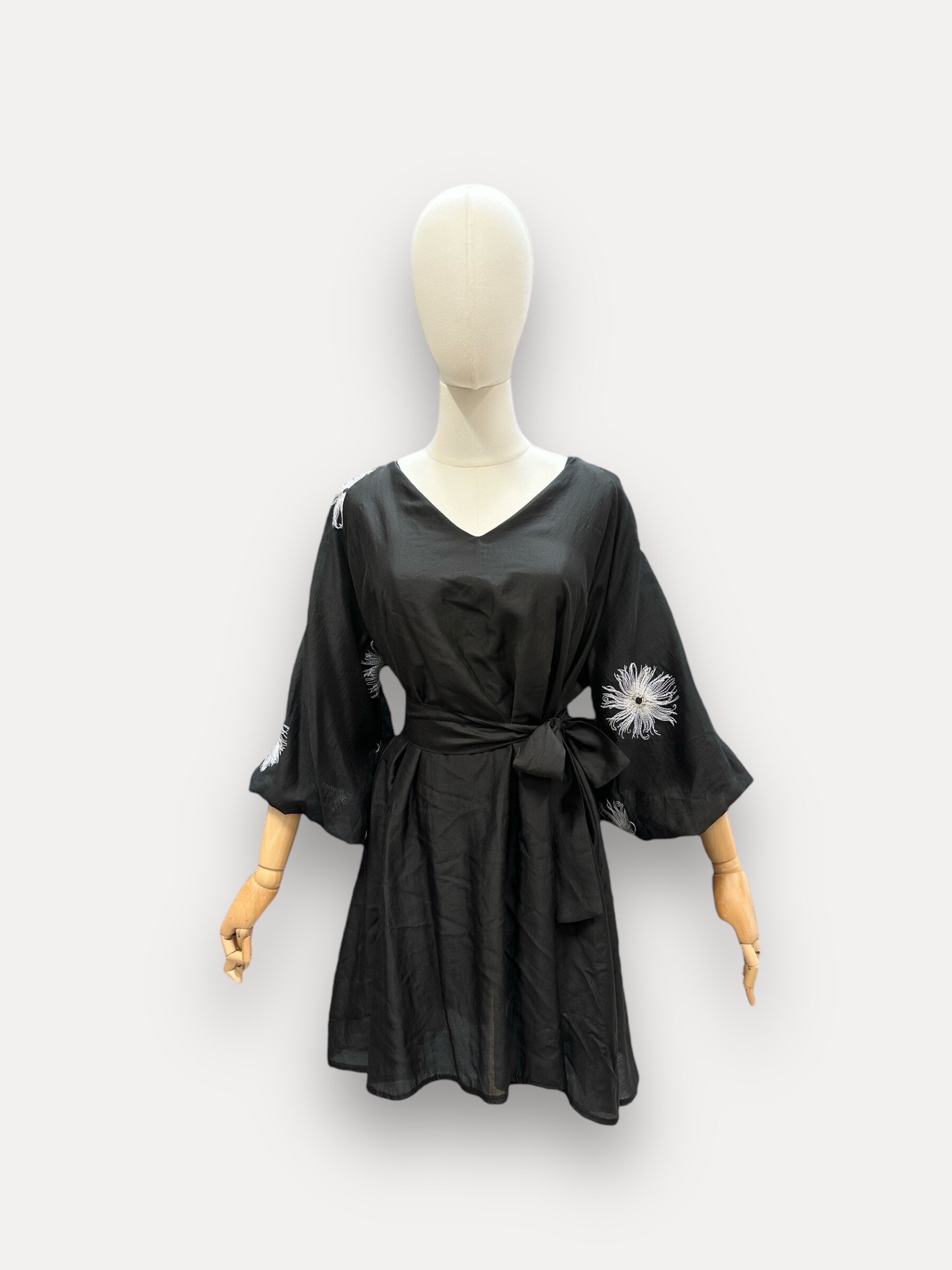 Wholesaler J&L - Very light half long dress with 3/4 sleeves and flower embroidery