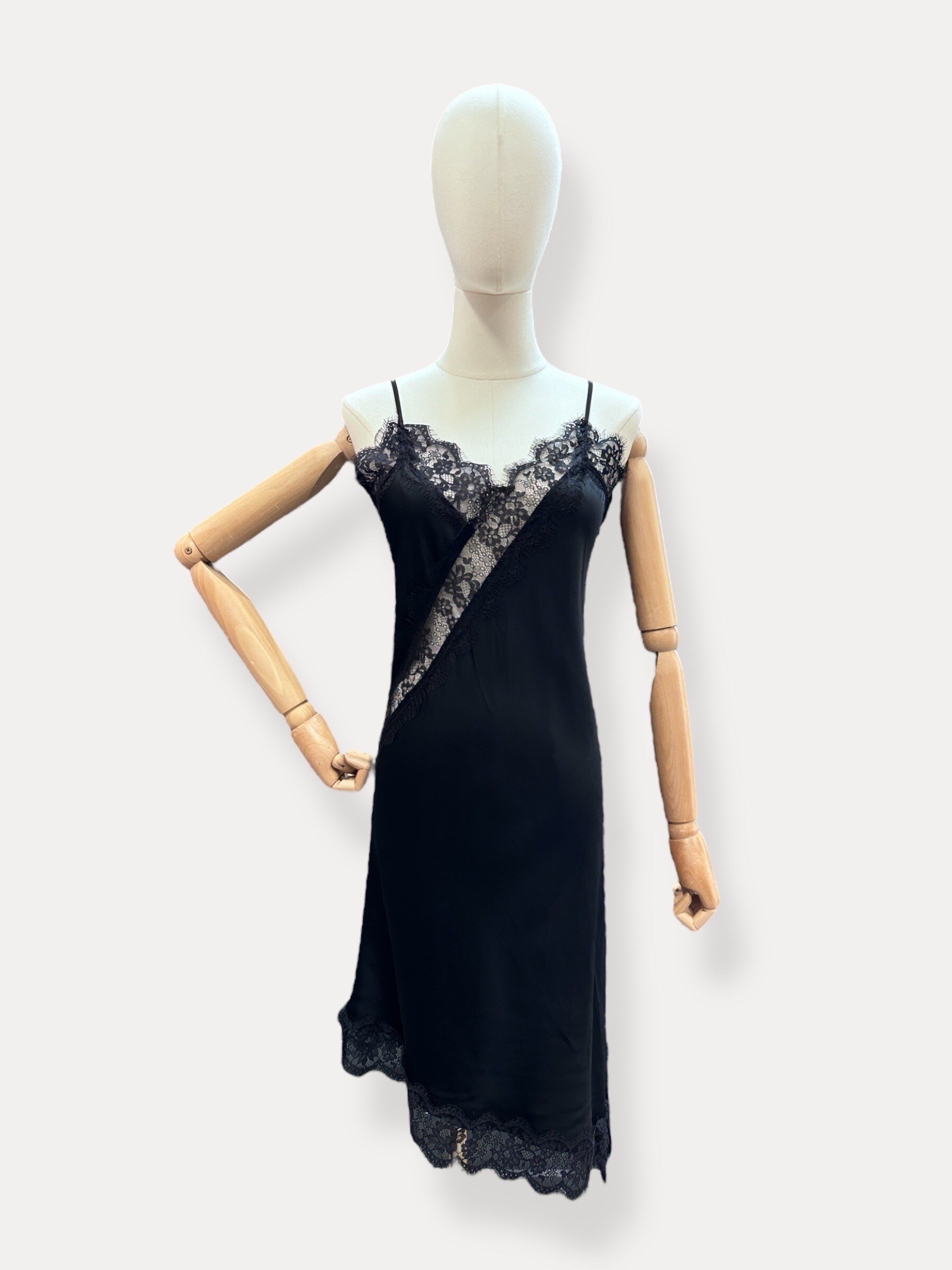 Grossiste J&L - Robe Nuisette Asymétrique À Fines Bretelles Et Dentelle Délicate