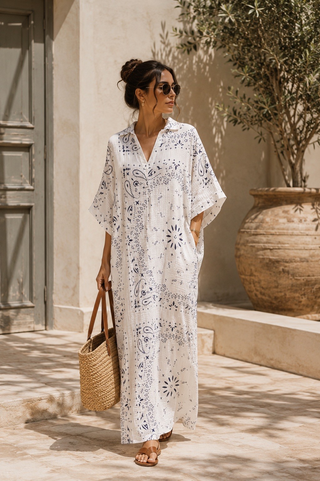 Großhändler J&L - Langes, Weites Kleid mit Bandana-Print und Offenem Kragen