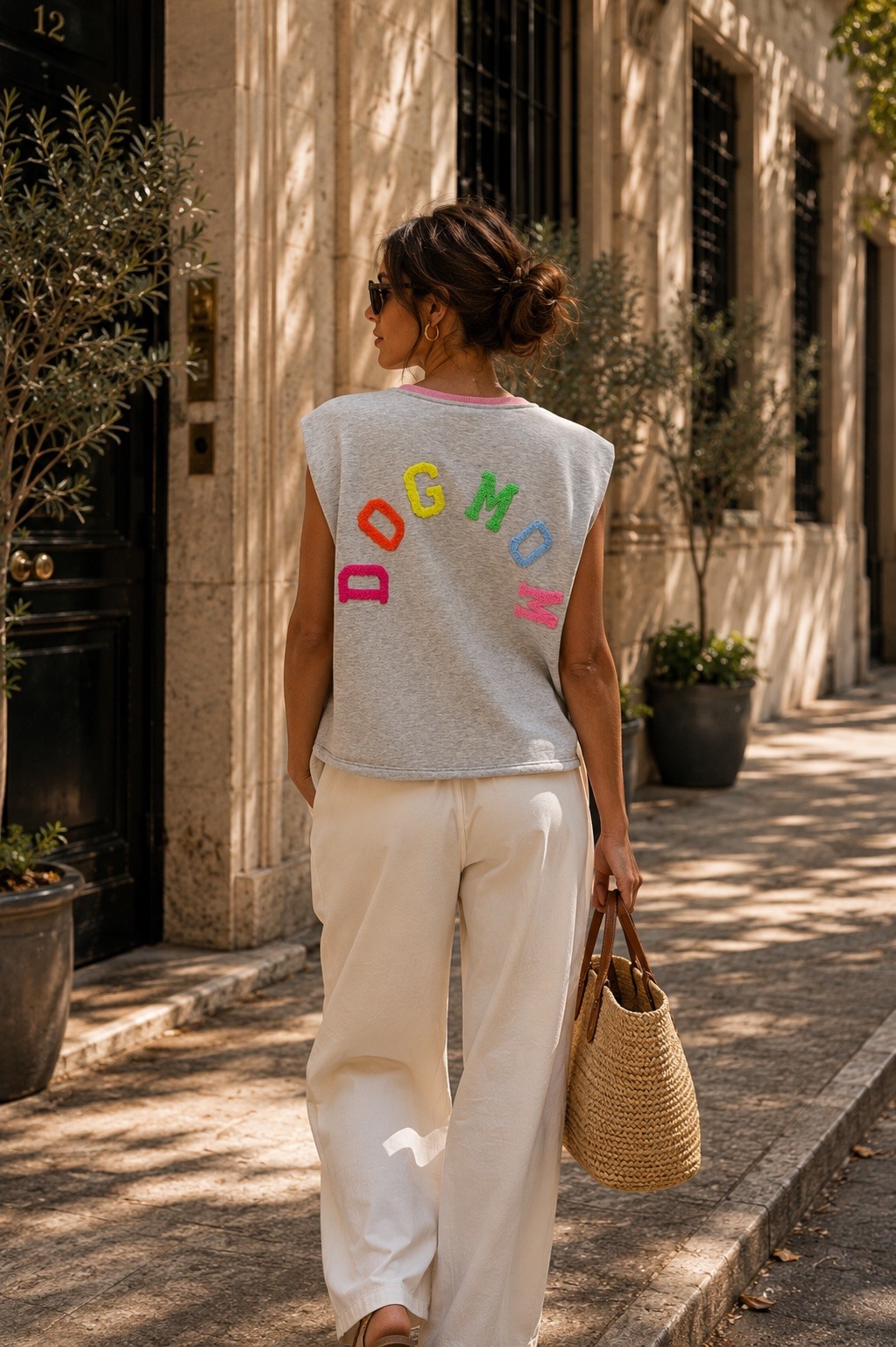 Mayorista J&L - Camiseta Sin Mangas Oversize con Hombros Estructurados y Bordado en la Espalda Dog Mom