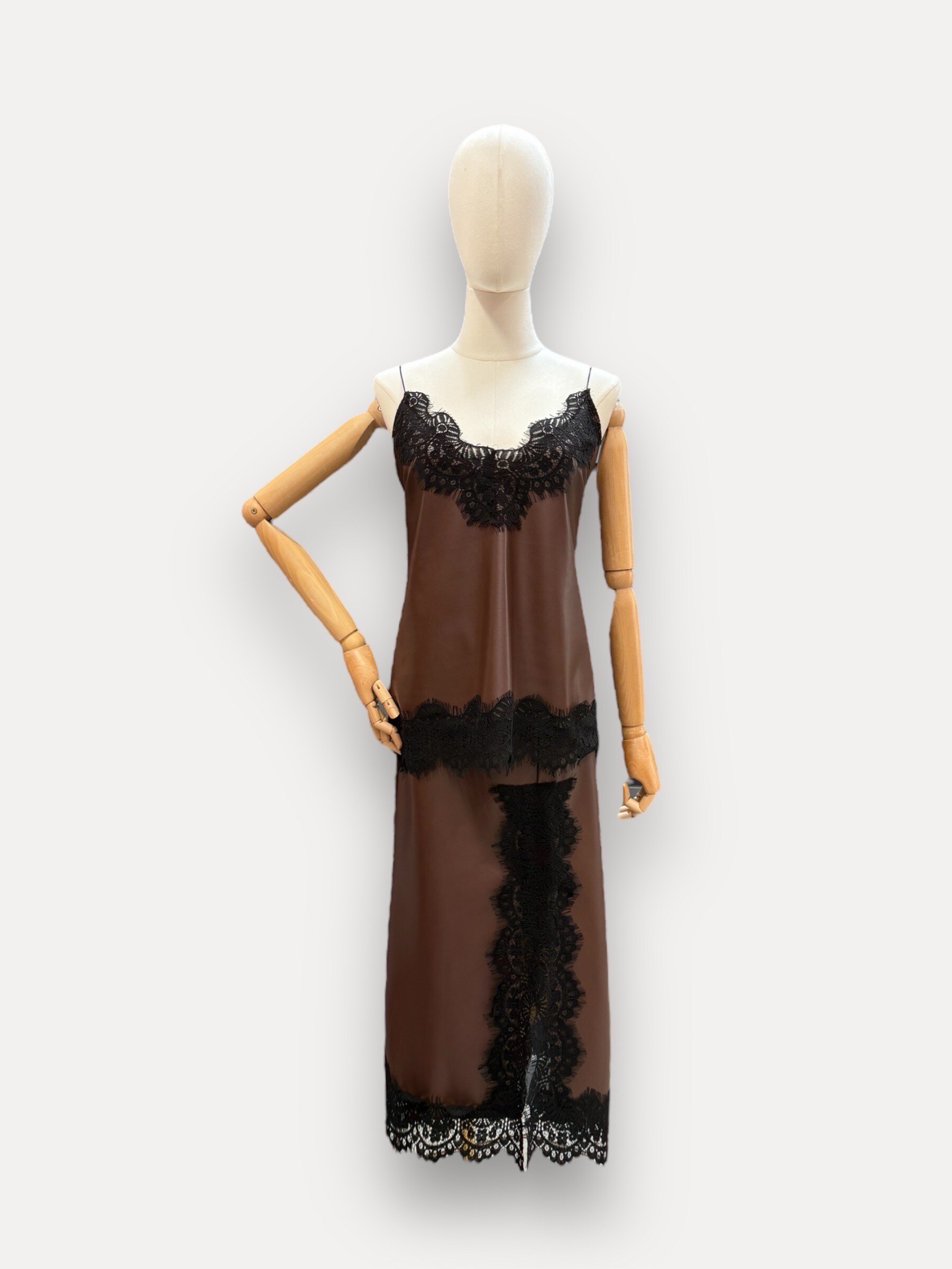 Grossista J&L - Top RIANNA in Similpelle Cioccolato con Spalline Sottili e Bordo di Pizzo Nero