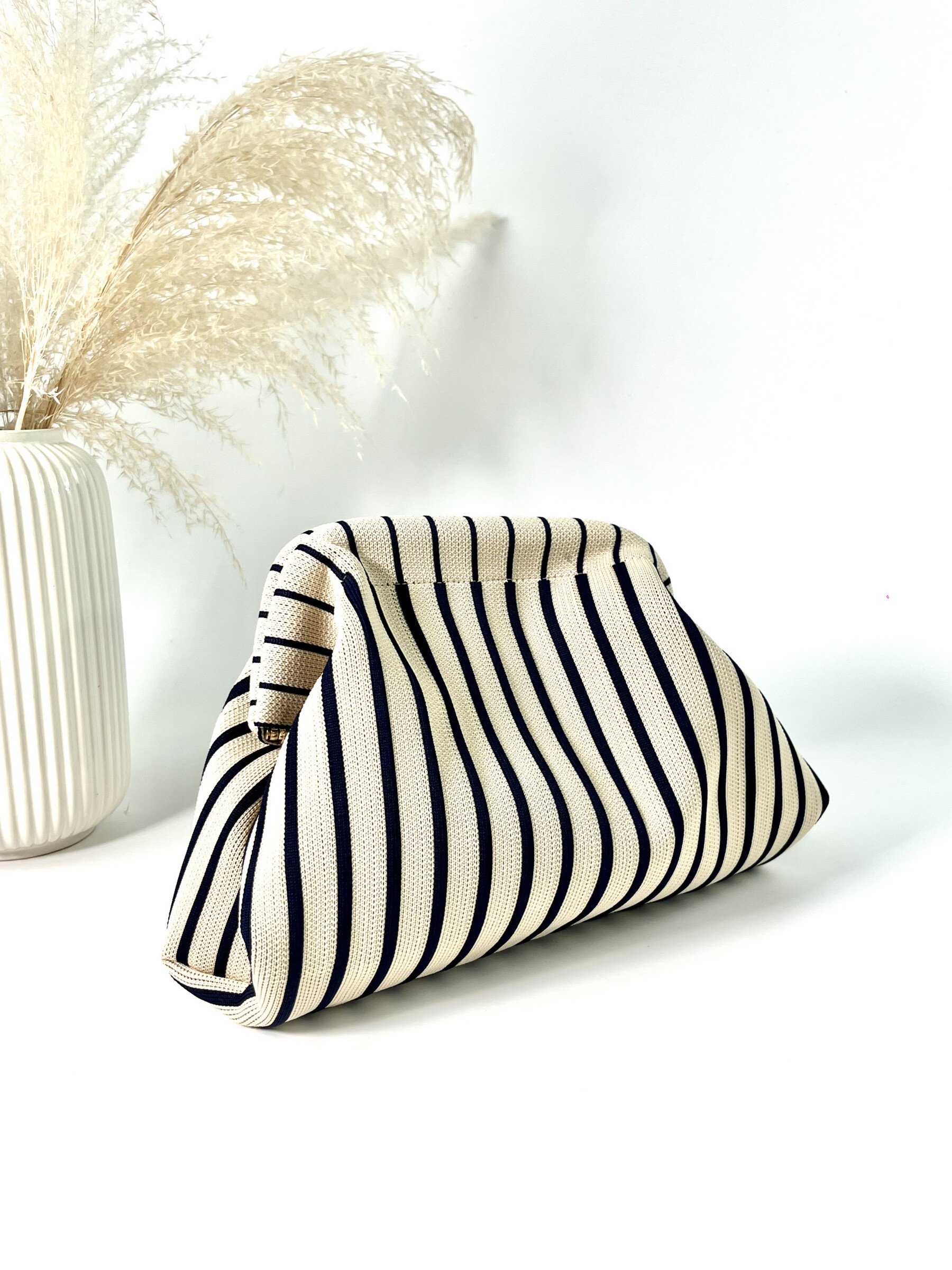 Grossista Jade&Clarisse - Grande custodia chic chic con chiusura magnetica "Kiss Kiss"
