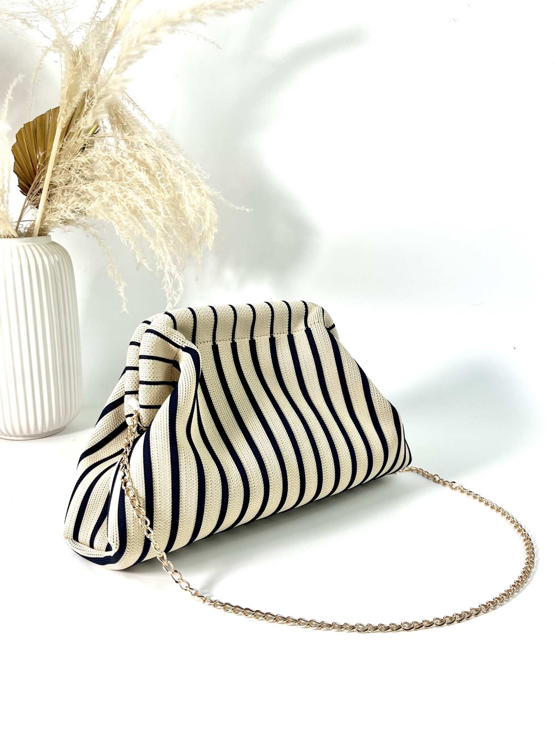 Wholesaler Jade&Clarisse - Large chic chic case with magnetic closure "kiss kiss"