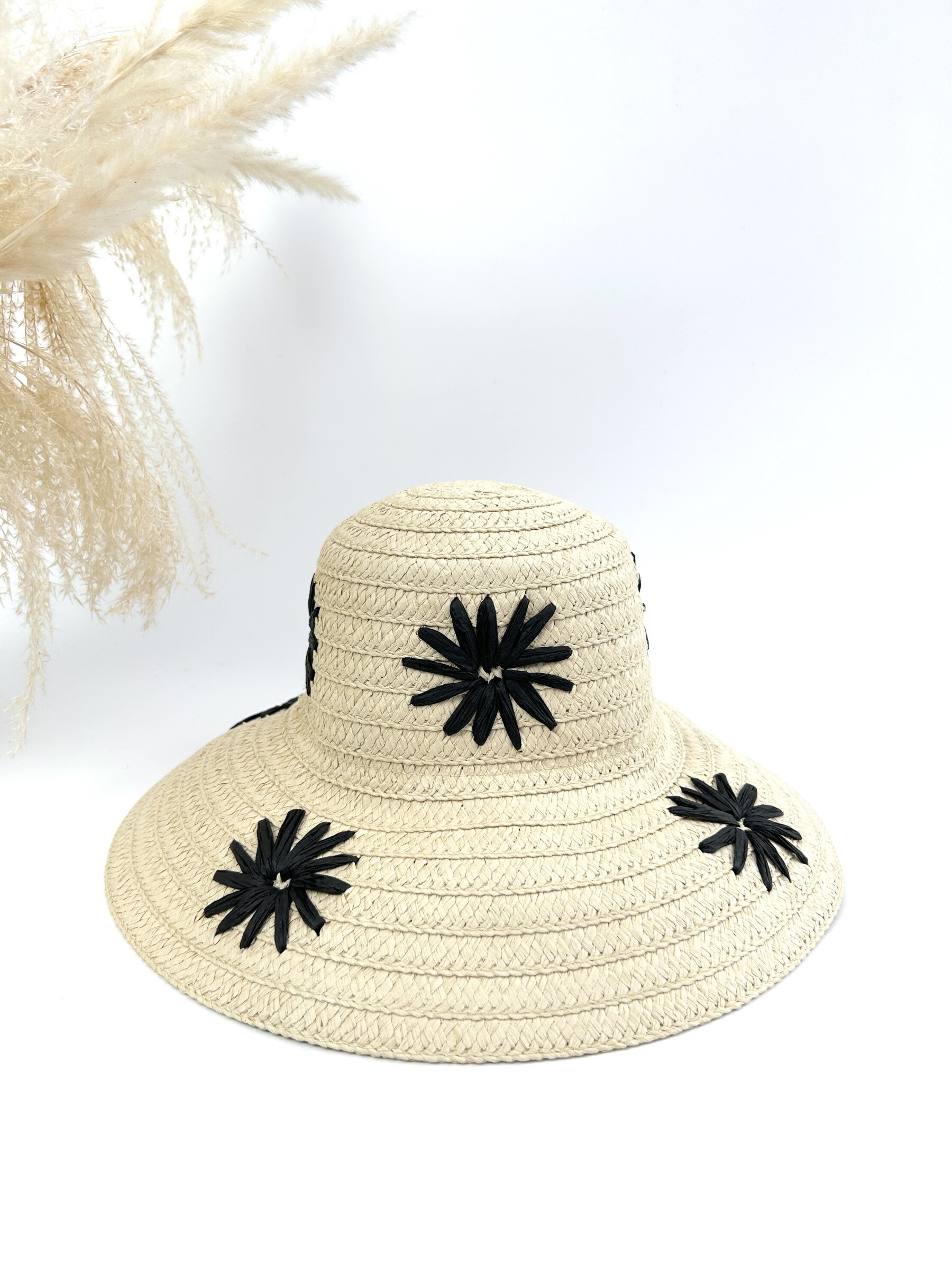 Wholesaler Jade&Clarisse - Bohemian hat in braided paper with raffia flowers