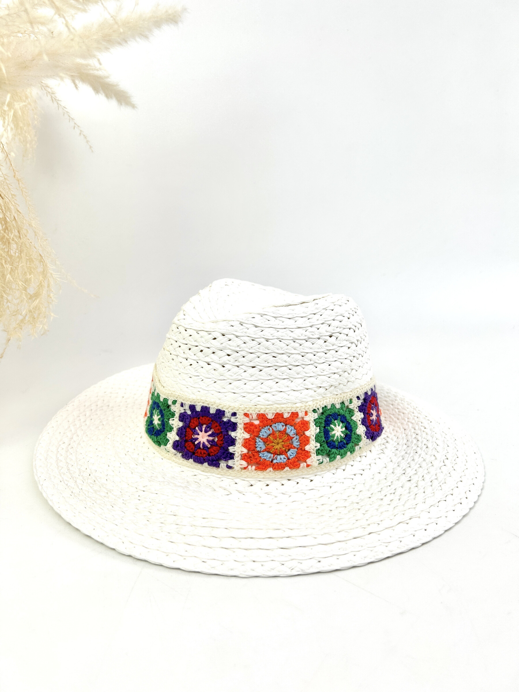 Grossiste Jade&Clarisse - CHAPEAU BOHÈME EN PAPIER TRESSÉ AVEC BANDEAU EN CROCHET COLORÉ