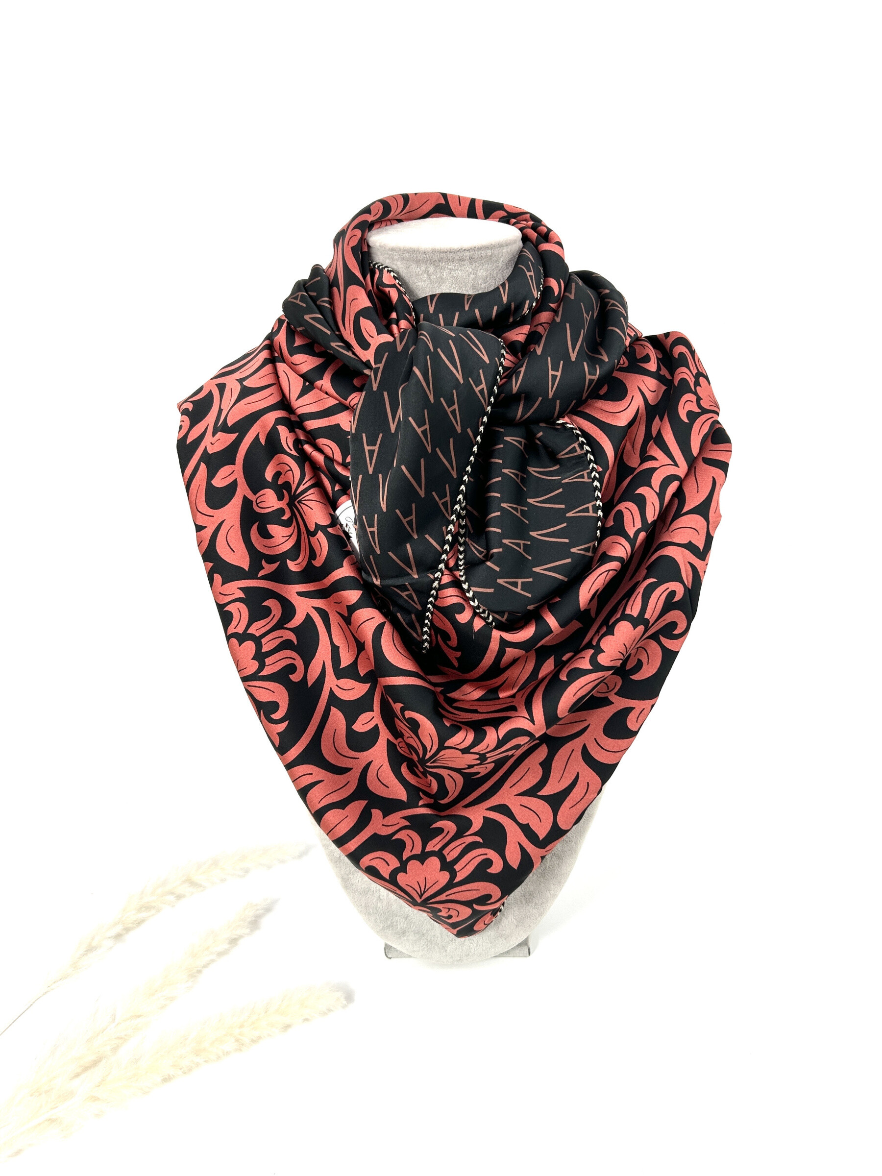 Wholesaler Jade&Clarisse - Large triangular scarf with different patterns on both sides