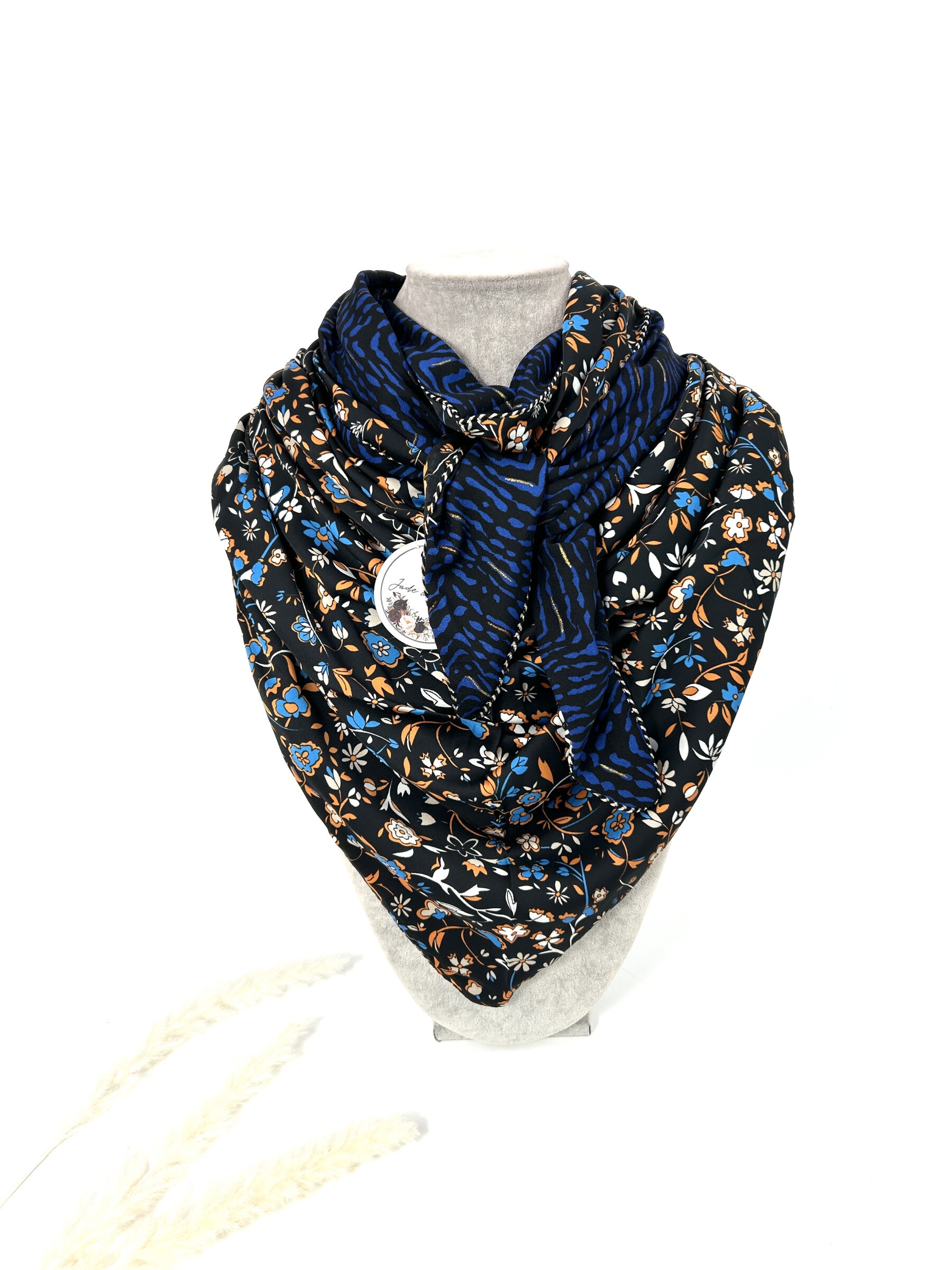 Wholesaler Jade&Clarisse - Large triangular scarf with different patterns on both sides
