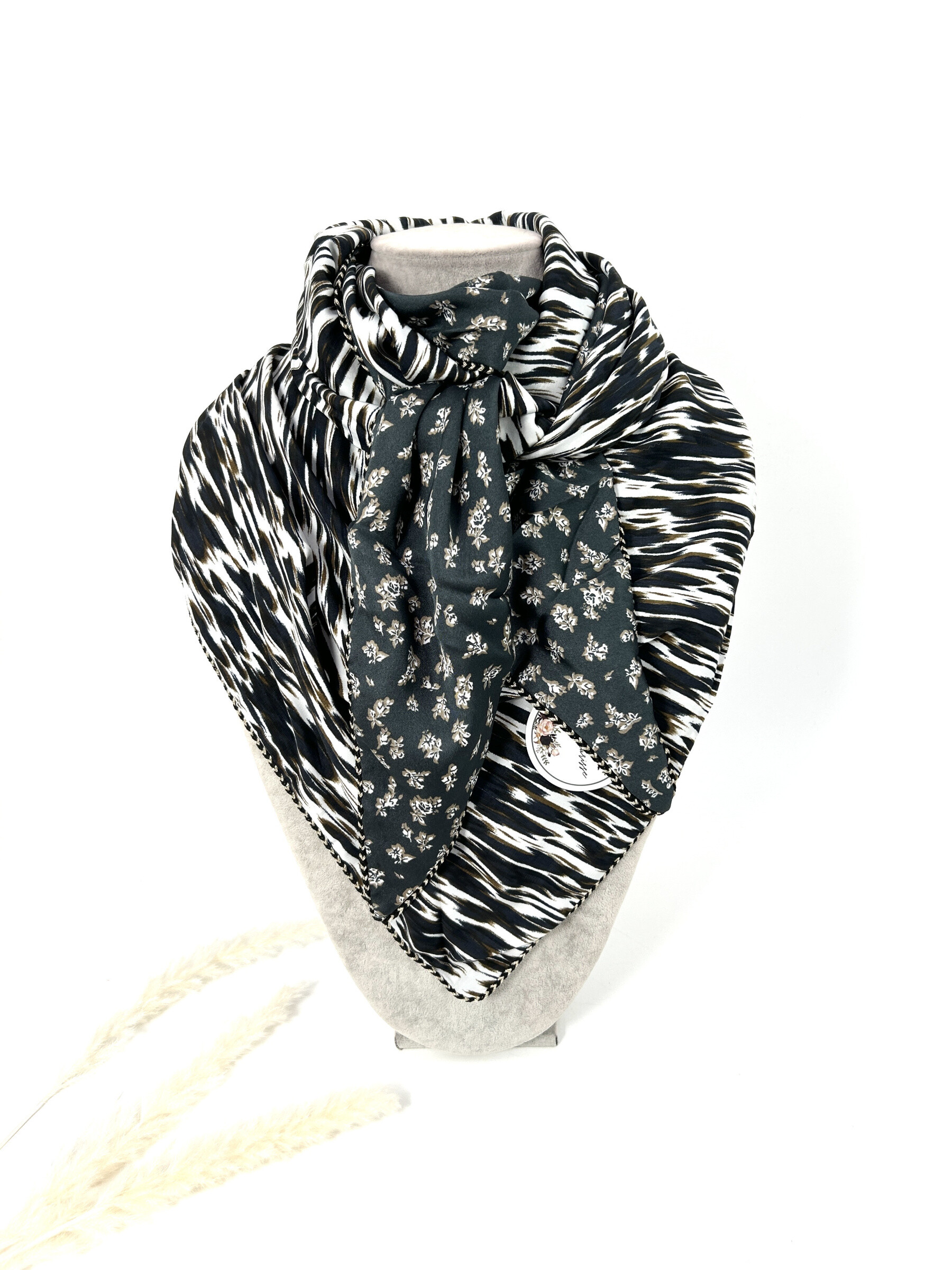 Wholesaler Jade&Clarisse - Large triangular scarf with different patterns on both sides