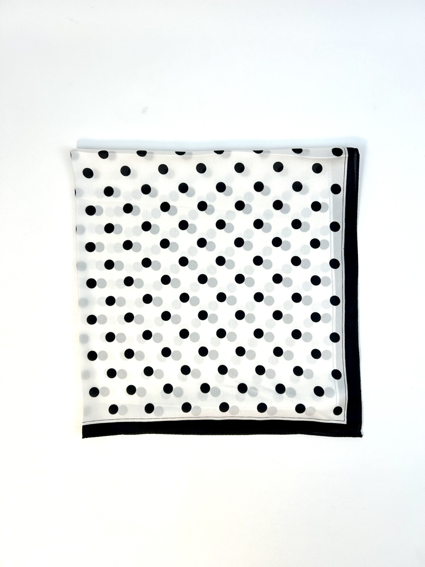 Wholesaler Jade&Clarisse - Luxury square with black polka dot