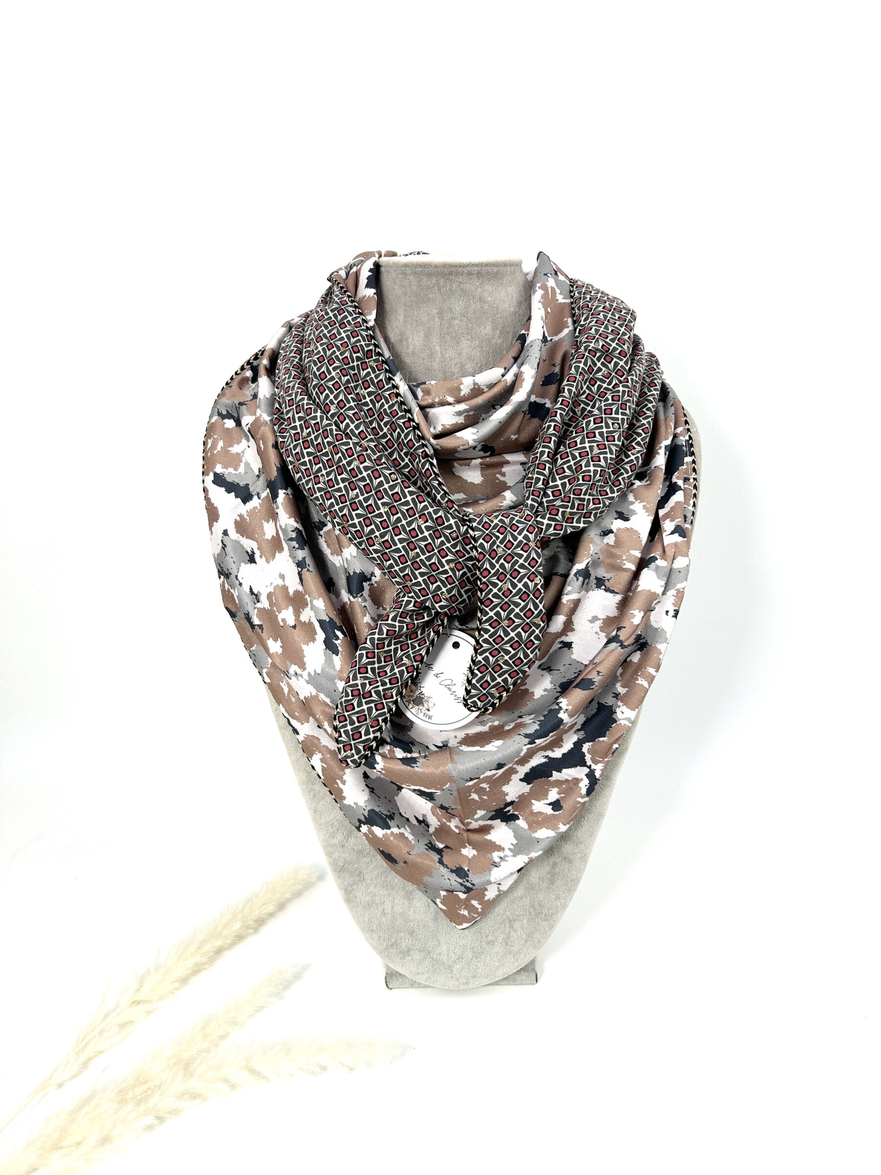 Wholesaler Jade&Clarisse - Large triangular scarf with different patterns on both sides