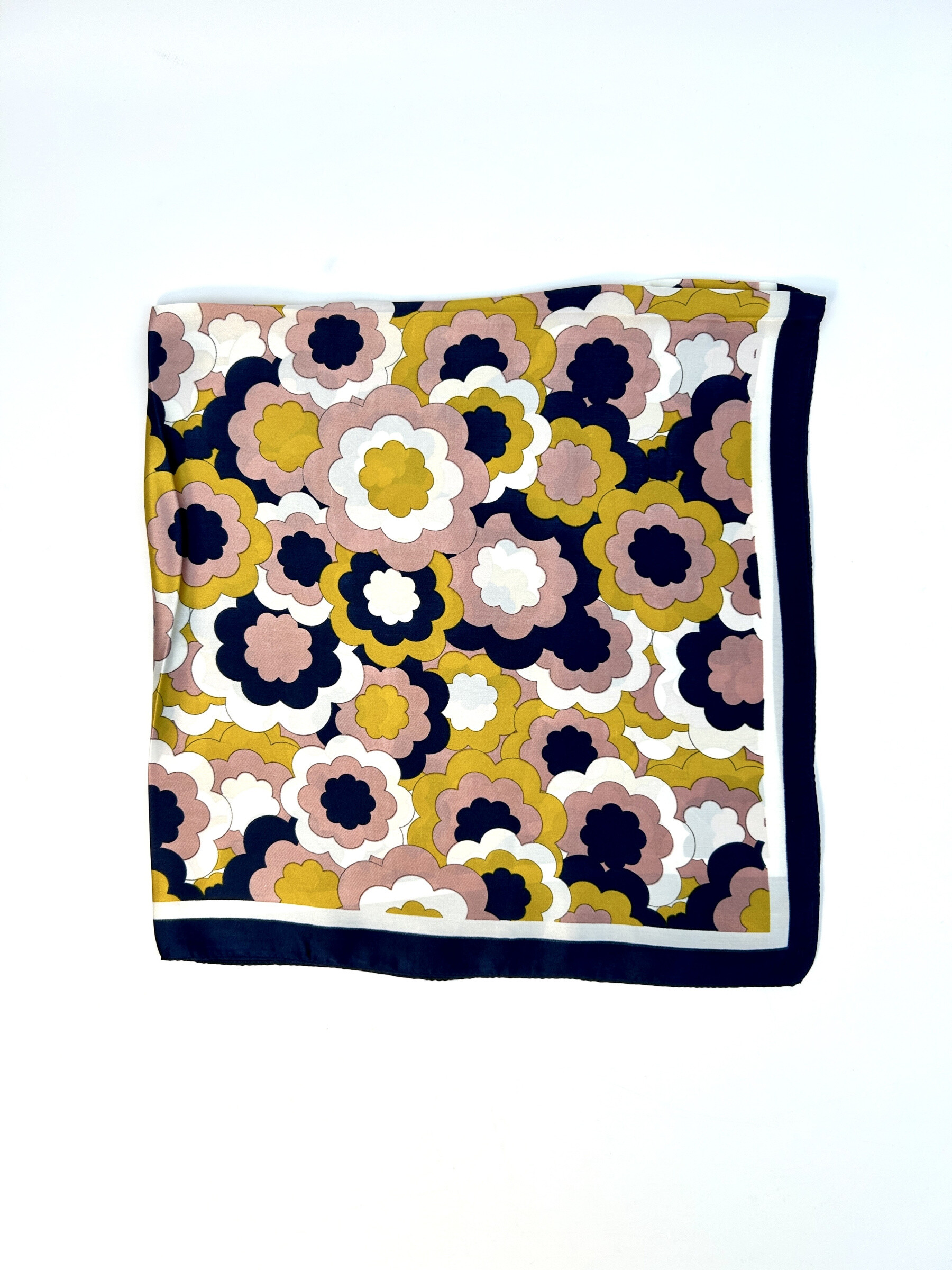 Wholesaler Jade&Clarisse - Luxury square with black polka dot