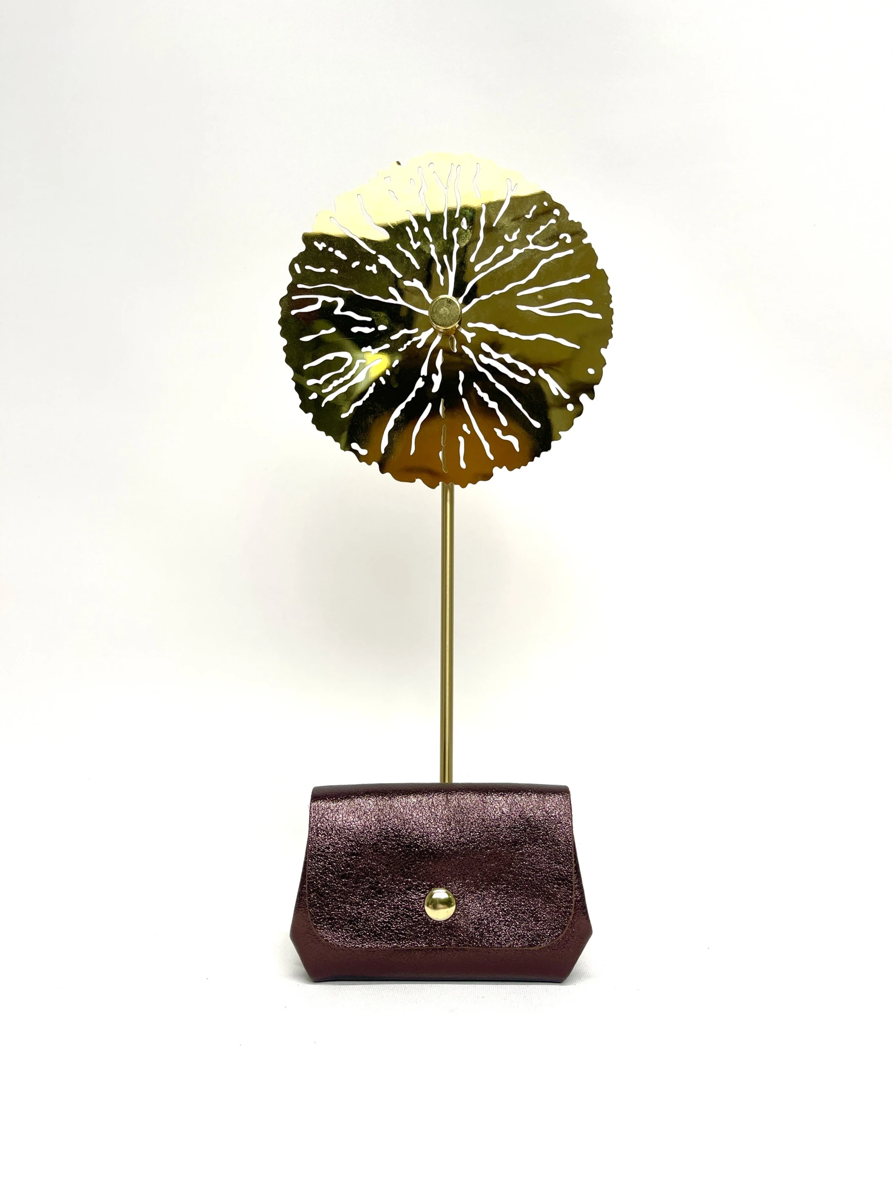 Découvrez l'élégance intemporelle avec notre porte-monnaie en cuir italien uni, conçu pour allier sophistication et durabilité. Fabriqué à partir de cuir de première qualité, il offre une texture lisse et une finition impeccable qui reflètent un savoir-faire artisanal exceptionnel.

Compact et pratique, ce porte-monnaie est idéal pour organiser vos pièces, billets et cartes essentielles grâce à ses compartiments astucieusement conçus.